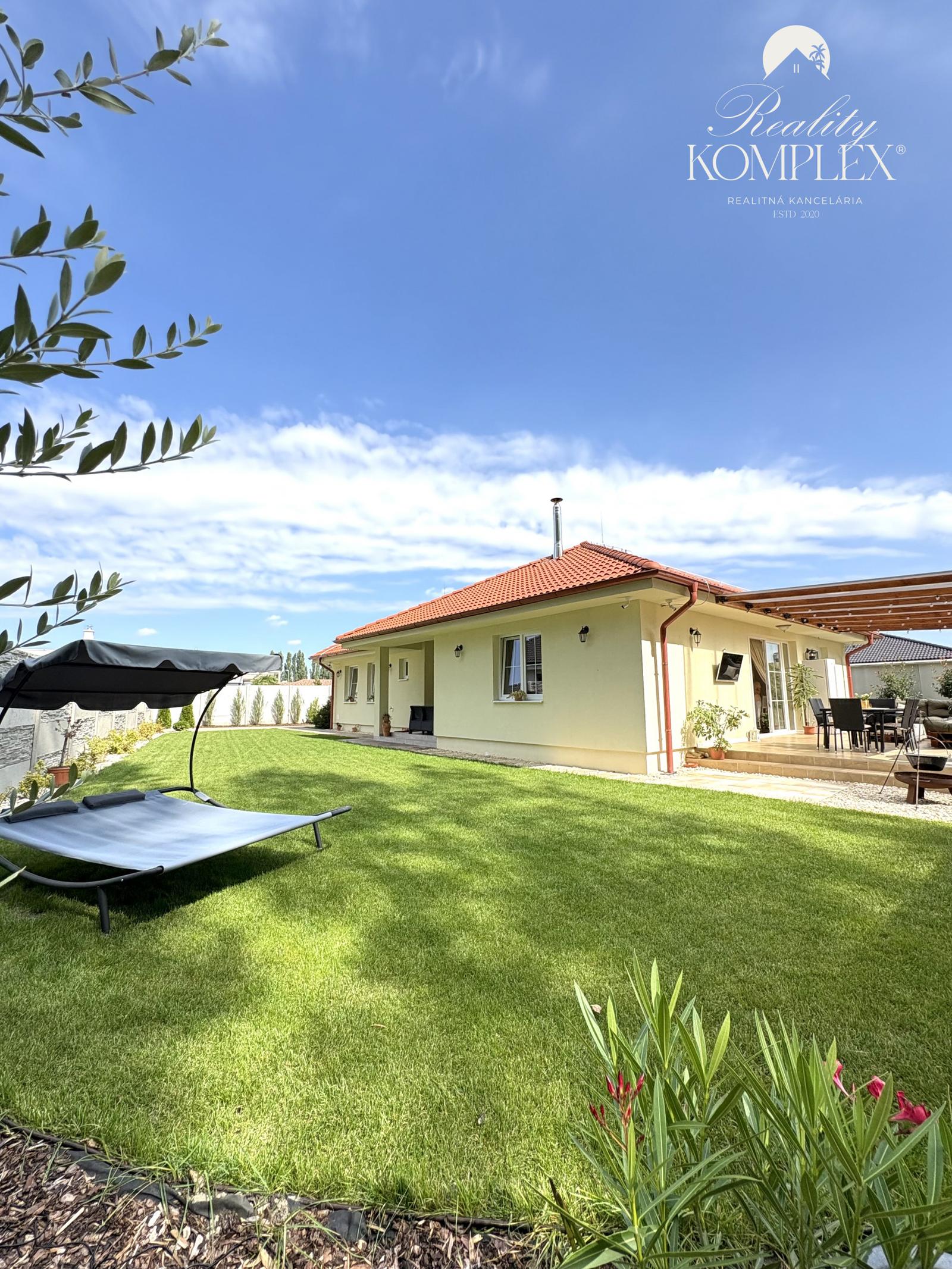 Reality KOMPLEX s.r.o., ponúka na PREDAJ luxusný nadštandardný rodinný dom s relaxačnou záhradou v tichej a obľúbenej lokalite FLORIDA VILLA PARK v meste Dunajská Streda !!!