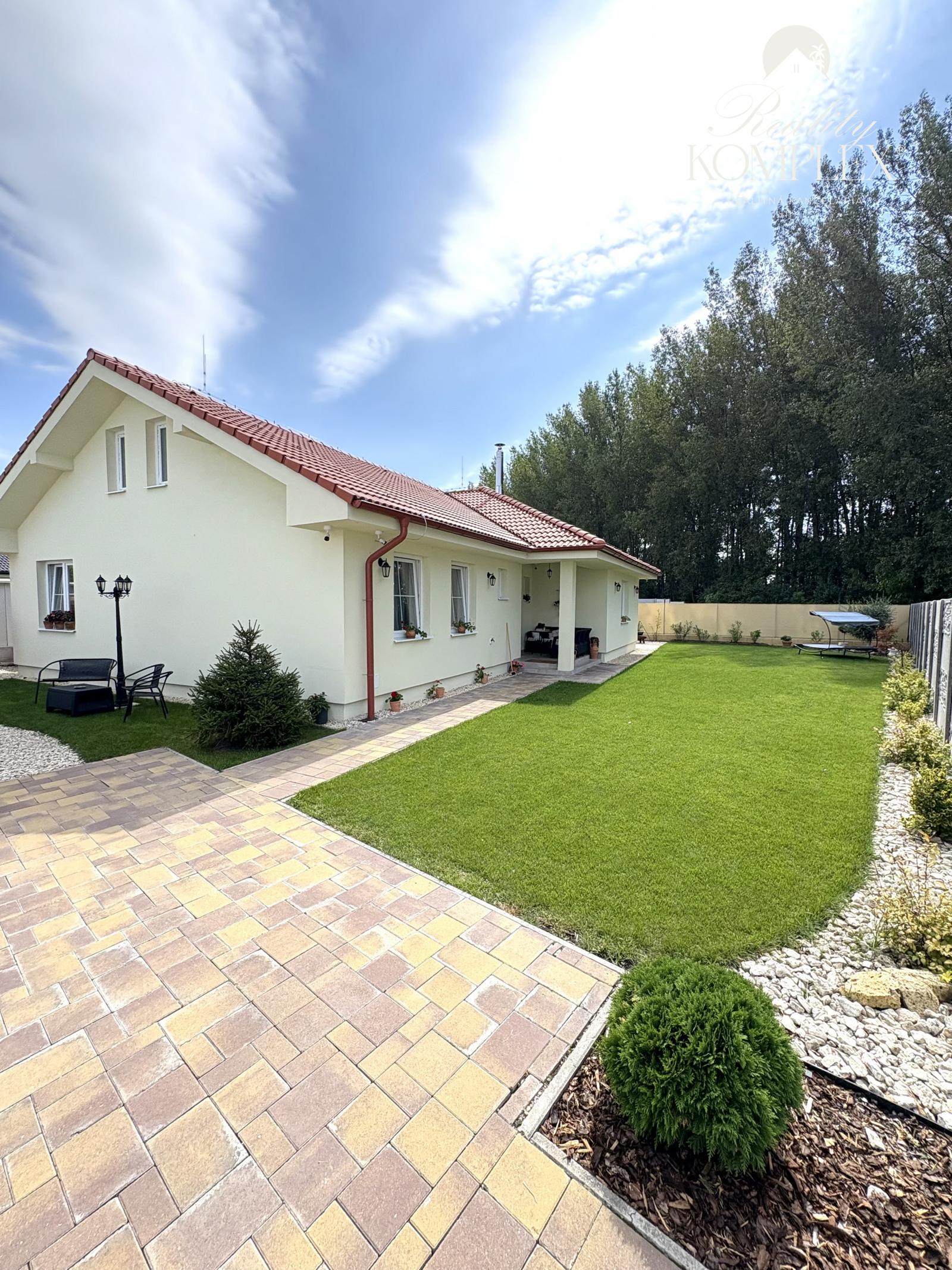 Reality KOMPLEX s.r.o., ponúka na PREDAJ luxusný nadštandardný rodinný dom s relaxačnou záhradou v tichej a obľúbenej lokalite FLORIDA VILLA PARK v meste Dunajská Streda !!! – fotka 2