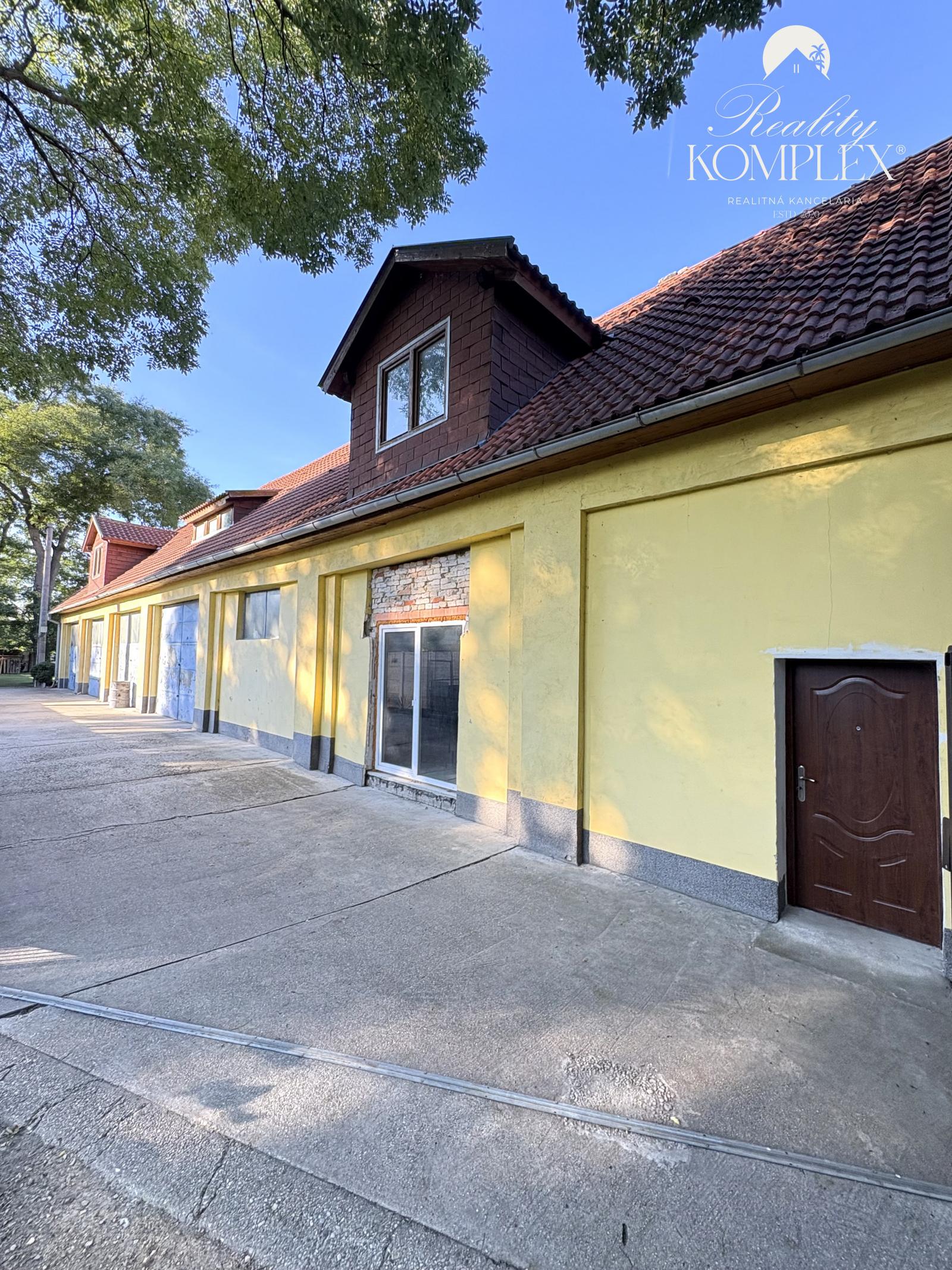 IBA U NÁS !!! Reality KOMPLEX s.r.o. vám ponúka na predaj priestranný viacúčelový priestor v Komárne na pozemku s celkovou výmerou 805 m2 za super cenu !!!
