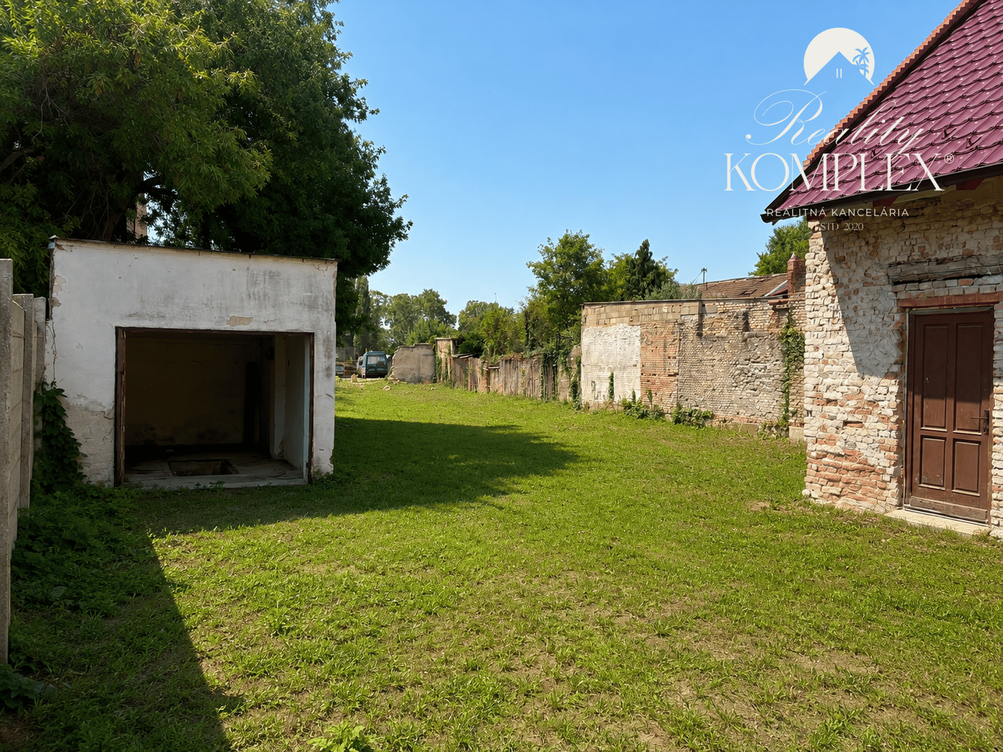 Ponúkame na predaj EXKLUZÍVNE pamiatkovu budovu s pozemkami v blízkosti centra Komarno! – fotka 2