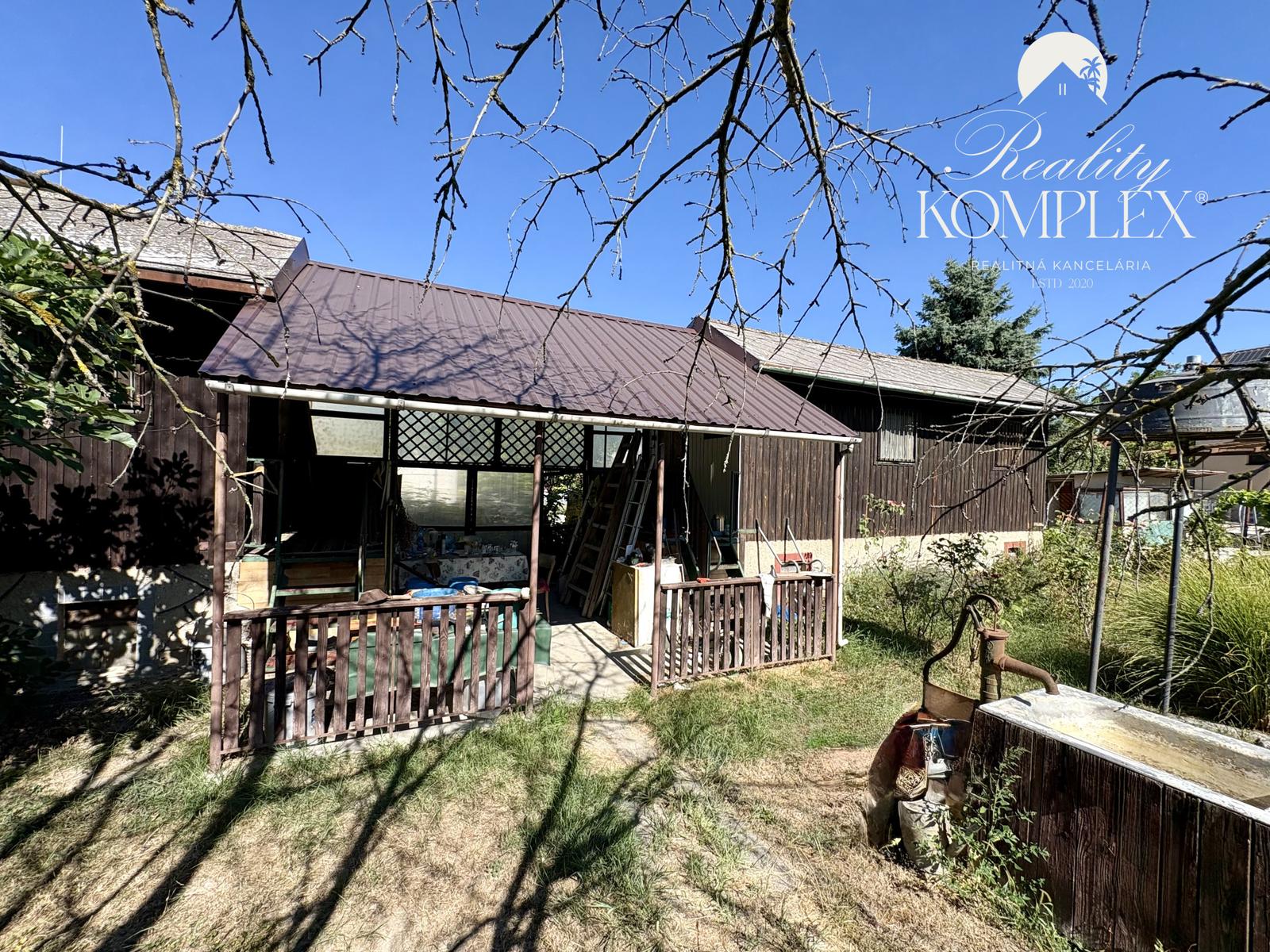 IBA U NÁS !!! Reality KOMPLEX s.r.o. Vám ponúka na PREDAJ víkendový domček s rozlohou 643 m²,neďaleko Váhu a cyklotrasy v Komárne-miesto, kde si oddýchne telo aj duša !!!