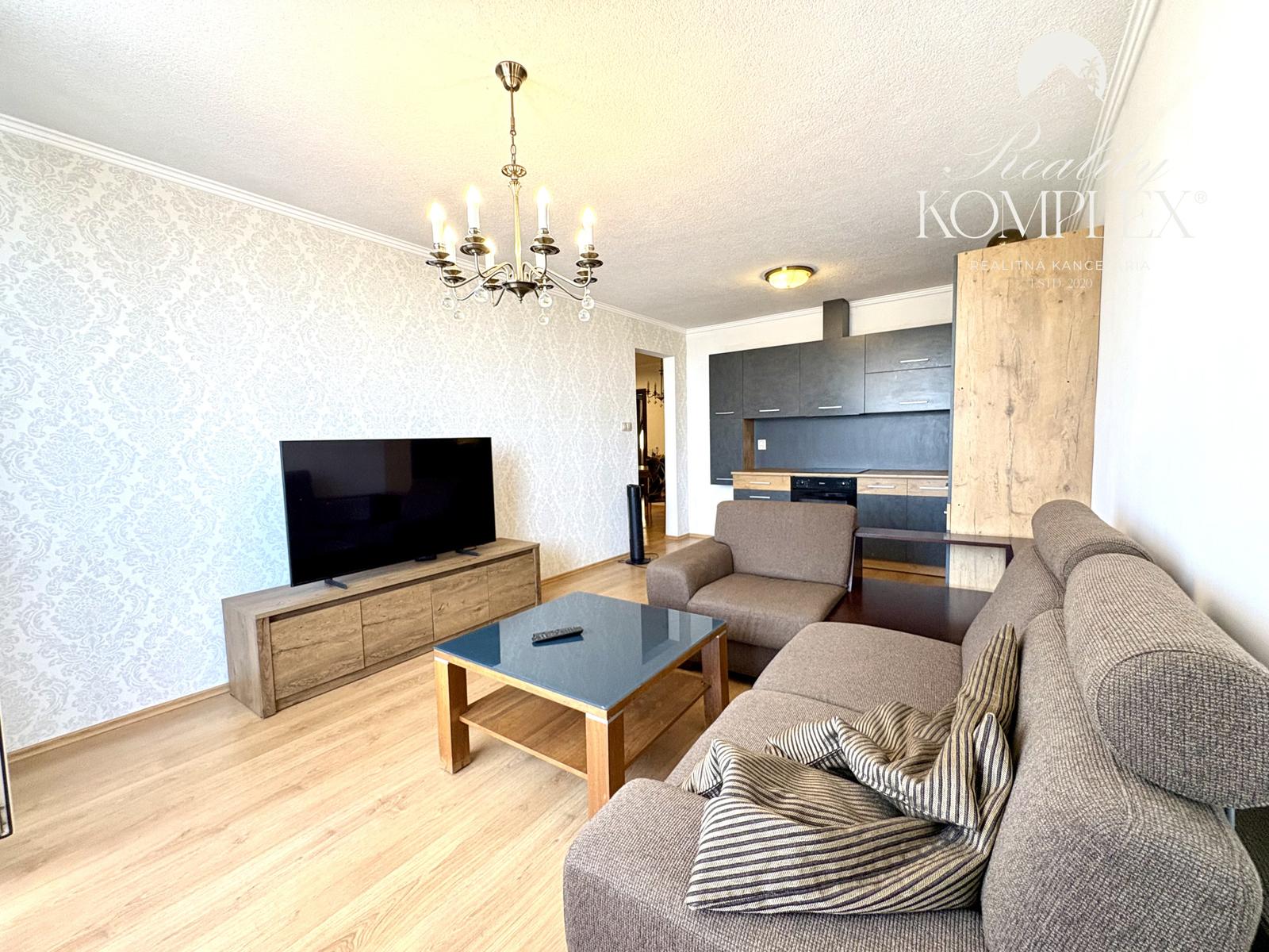 IBA U NÁS !!! Reality KOMPLEX s.r.o. Vám ponúka na PREDAJ tento nádherný, kompletne zrekonštruovaný dvojizbový byt prerobený na trojizbový, s balkónom vo vynikajúcej lokalite mesta Komárno !!!