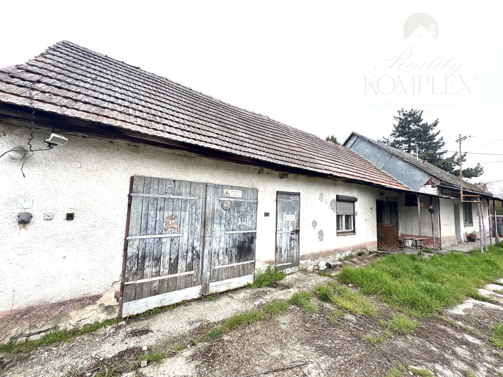 Reality KOMPLEX s.r.o. ponúka EXKLUZÍVNE na predaj rodinný dom v tichej a obľúbenej lokalite s veľkým pozemkom v Komárne – mestskej časti Kava !!! – fotka 2
