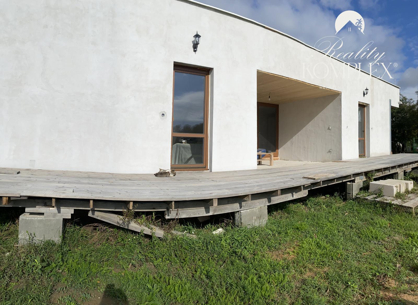 Reality KOMPLEX s.r.o Vám ponúka na predaj moderný nízkoenergetický drevodomov na pozemku s rozlohou 2395 m2. – fotka 2