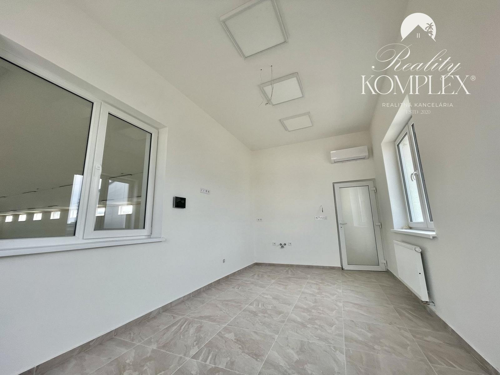 Reality KOMPLEX s.r.o. ,Vám ponúka skladový priestor o výmere 700 m2 v priemyselnom areáli v meste  Šurany. – fotka 2