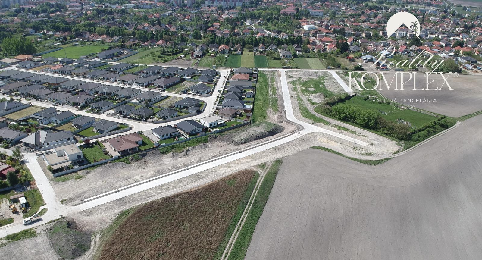 IBA U NÁS! Reality KOMPLEX s.r.o., Vám ponúka na predaj  lukratívne stavebné pozemky vo Veľkom Mederi.