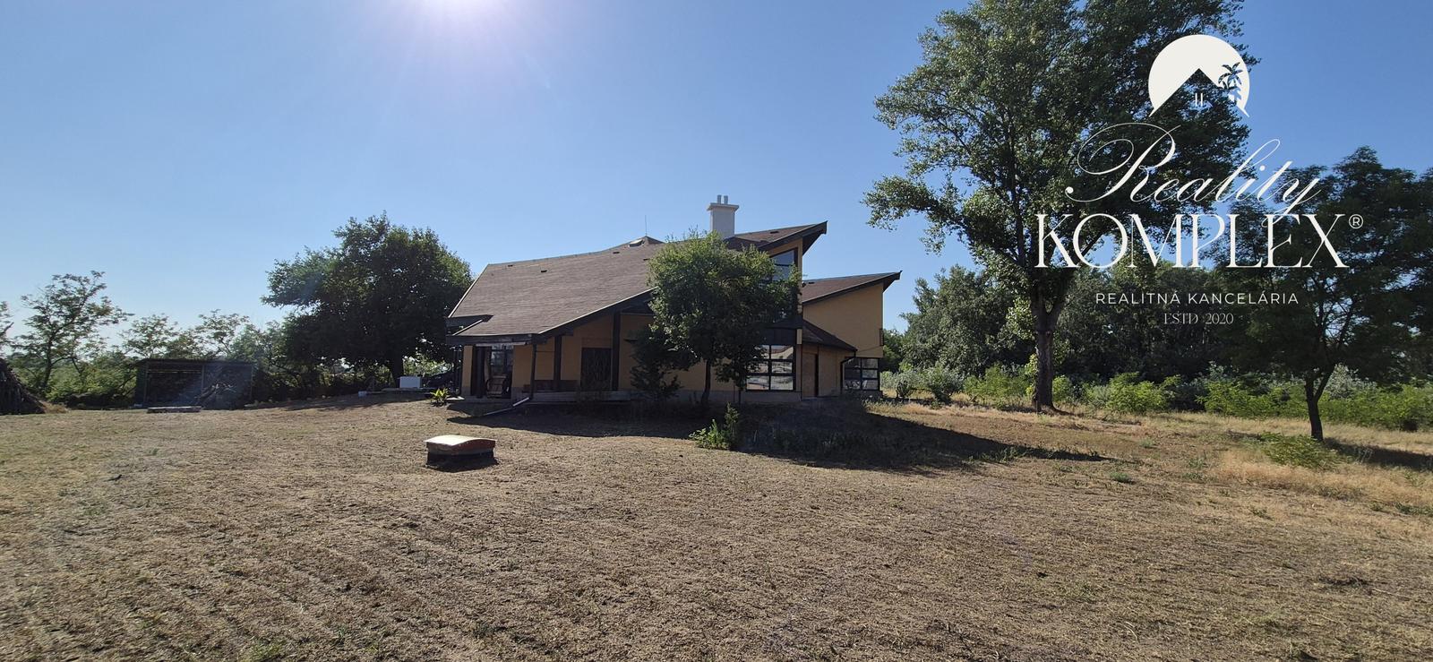 Reality KOMPLEX s.r.o.,Vám  ponúka na predaj nehnuteľnosť s veľkým komerčným potenciálom v obci Chotín, 8 km od okresného mesta Komárno. – fotka 2