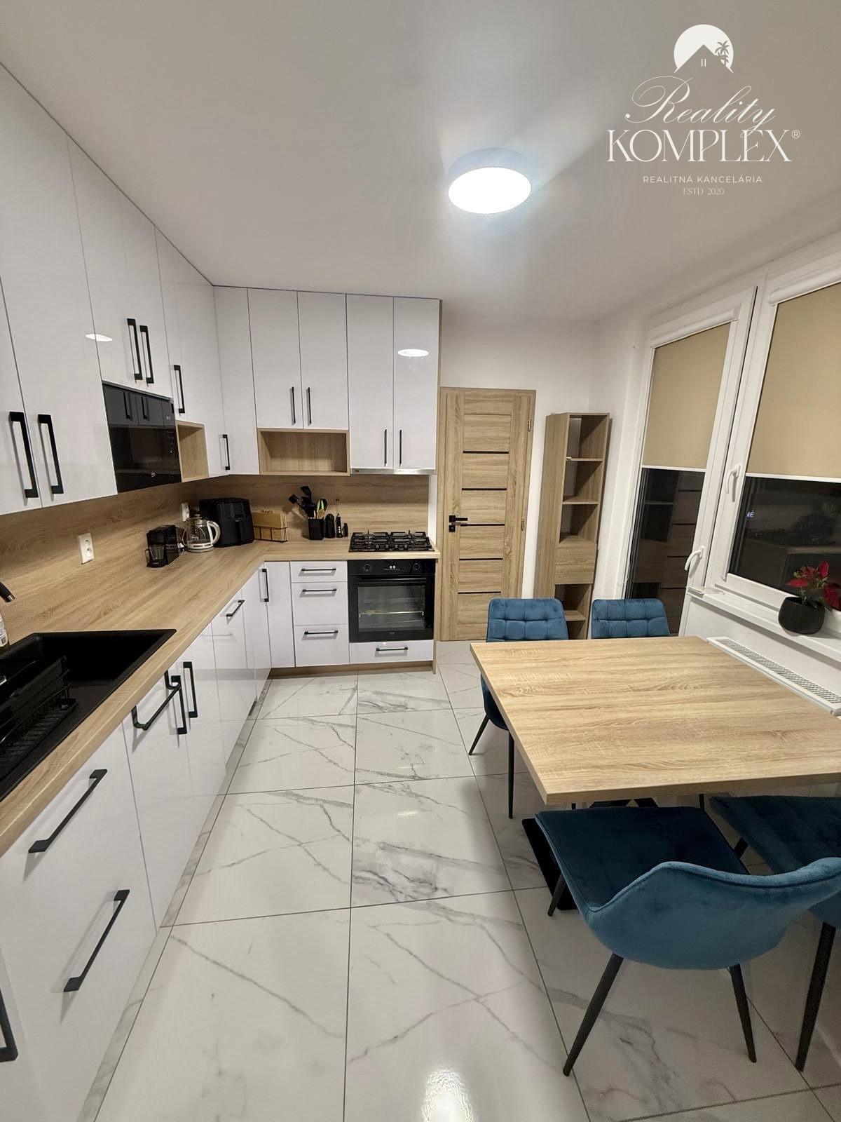 Iba u nás Vám Reality KOMPLEX s.r.o., ponúka na predaj dokonalý 2 izbový byt po kompletnej rekonštrukcií na Meštianskej ulici v meste Komárno !