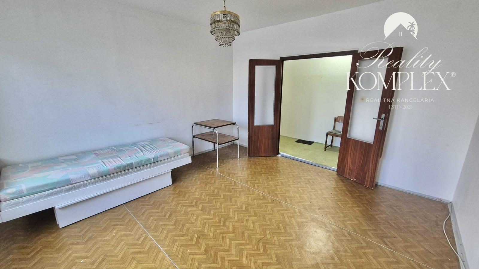 Reality KOMPLEX s.r.o., Vám ponúka na PREDAJ priestranný 1  izbový  byt s lodžiou a pivnicou v meste  Komárno !!!