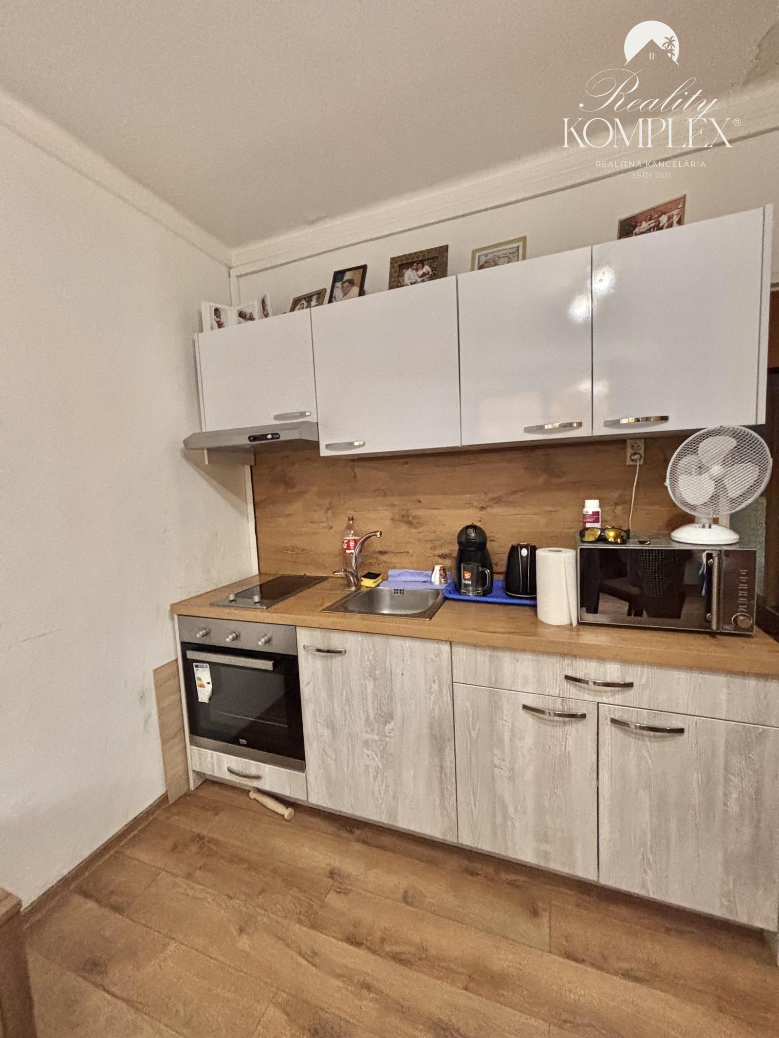 Exkluzívne iba u nás Vám Reality KOMPLEX s.r.o., ponúka na PREDAJ útulnú rekonštruovanú garzónku v Meste Komárno.