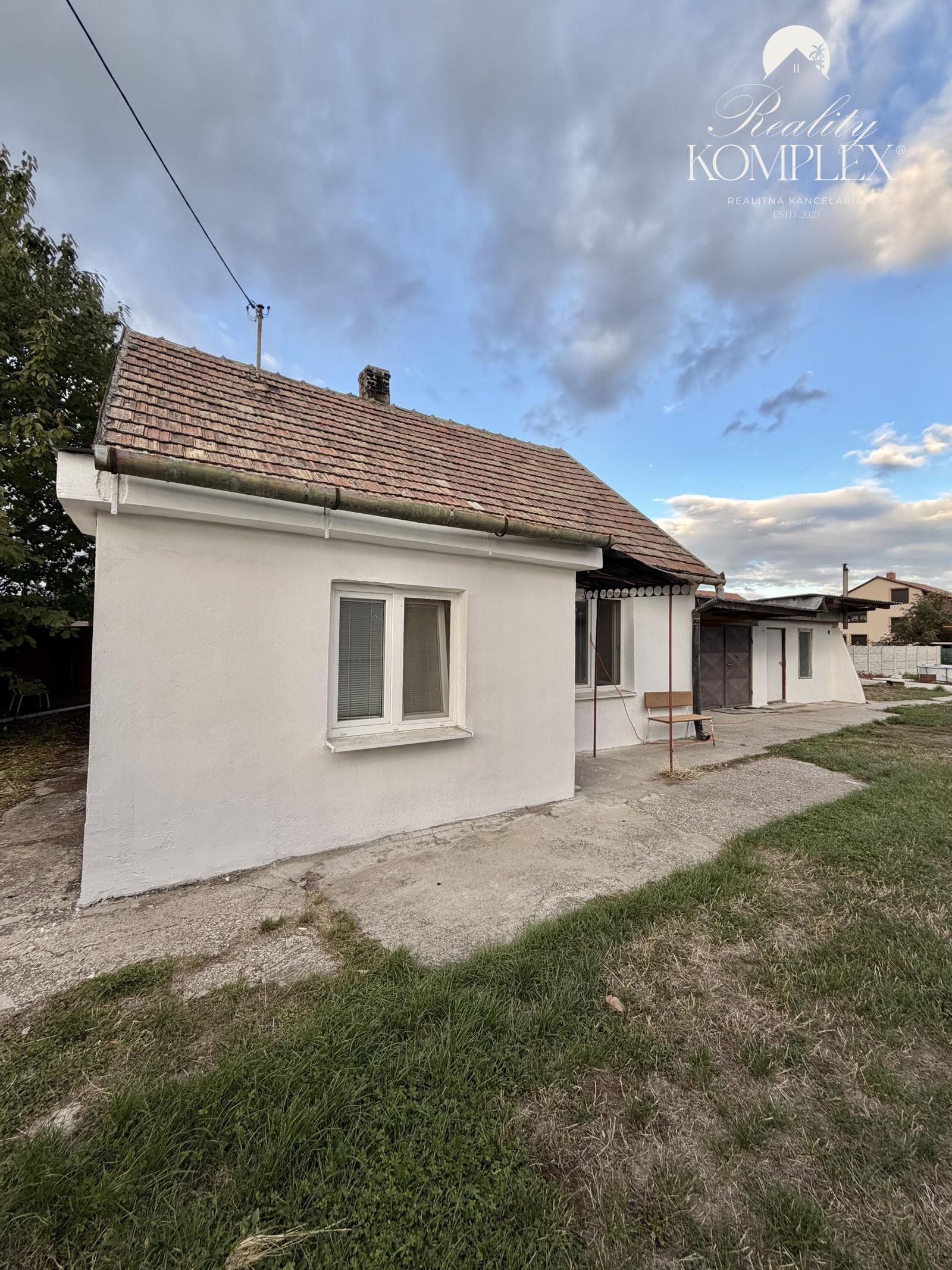 Exkluzívne iba u nás Vám Reality KOMPLEX s.r.o., ponúka na predaj rodinný dom v obci Kameničná za atraktívnu cenu !