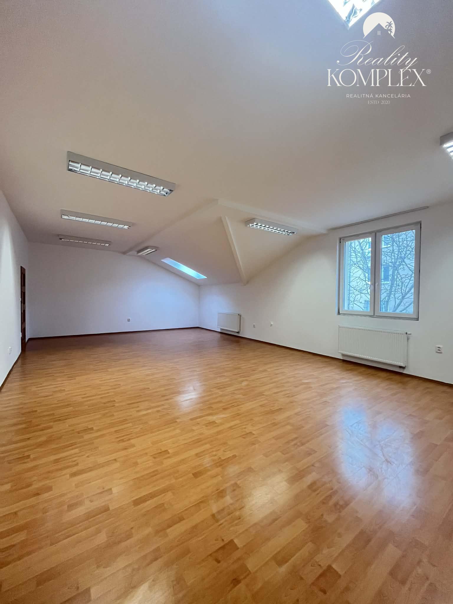 Reality KOMPLEX s.r.o. Vám ponúka do prenájmu  kancelárske priestory v centre Komárna!