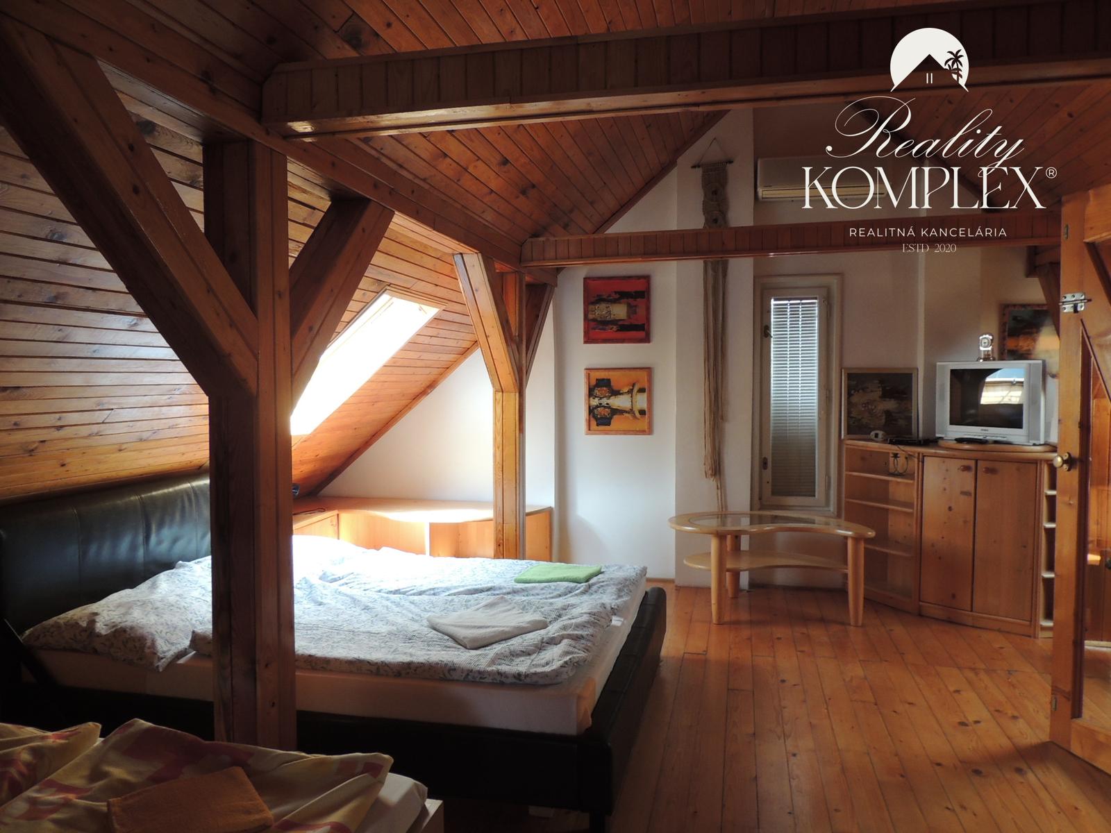 Reality KOMPLEX s.r.o. Vám ponúka na PREDAJ viacgeneračný rodinný dom len 60 km od BA!! – fotka 2