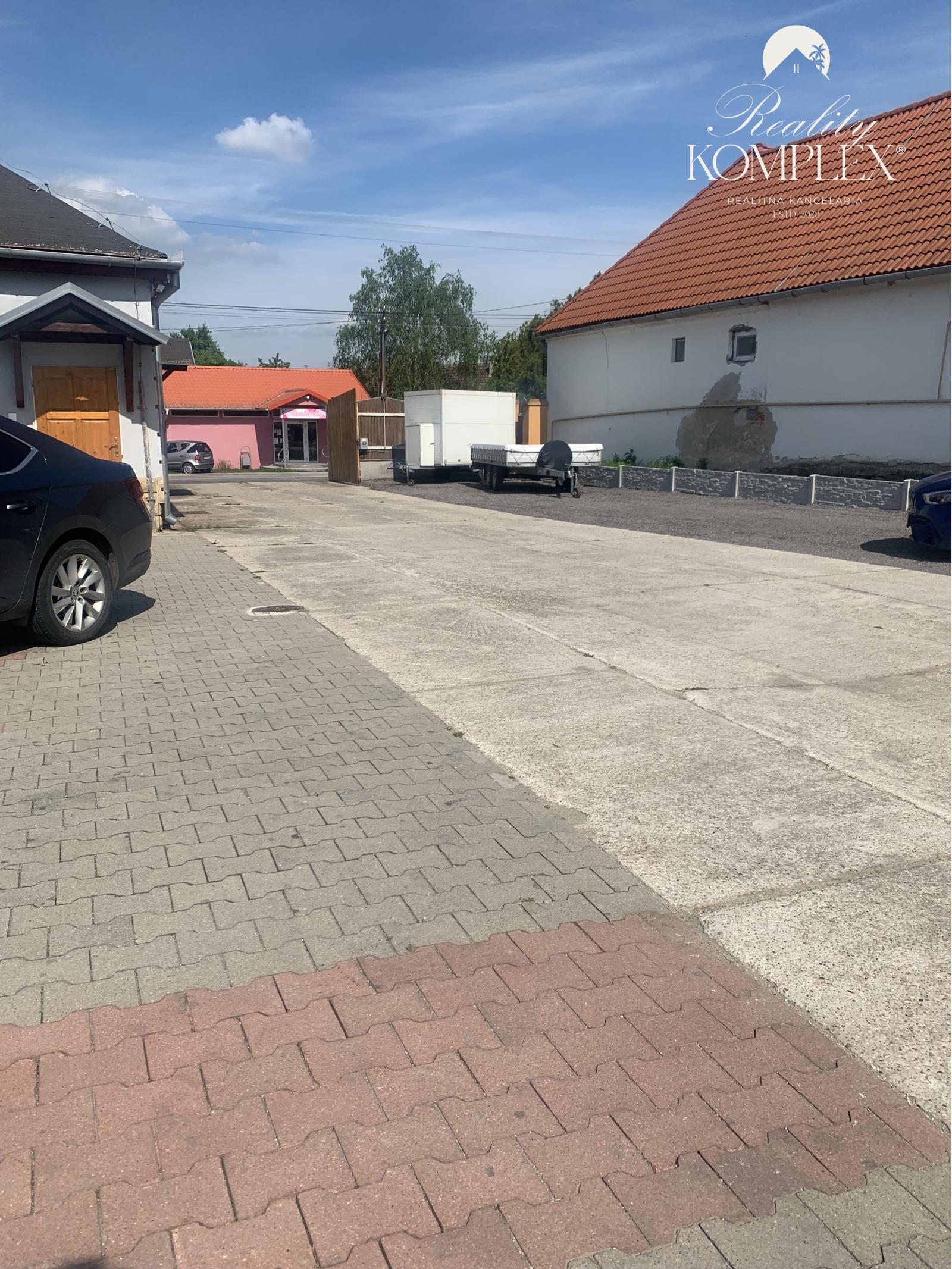 Reality KOMPLEX s.r.o. Vám ponúka do prenájmu haly, sklady, kancelárske priestory v polyfunkčnej budove v Chotíne