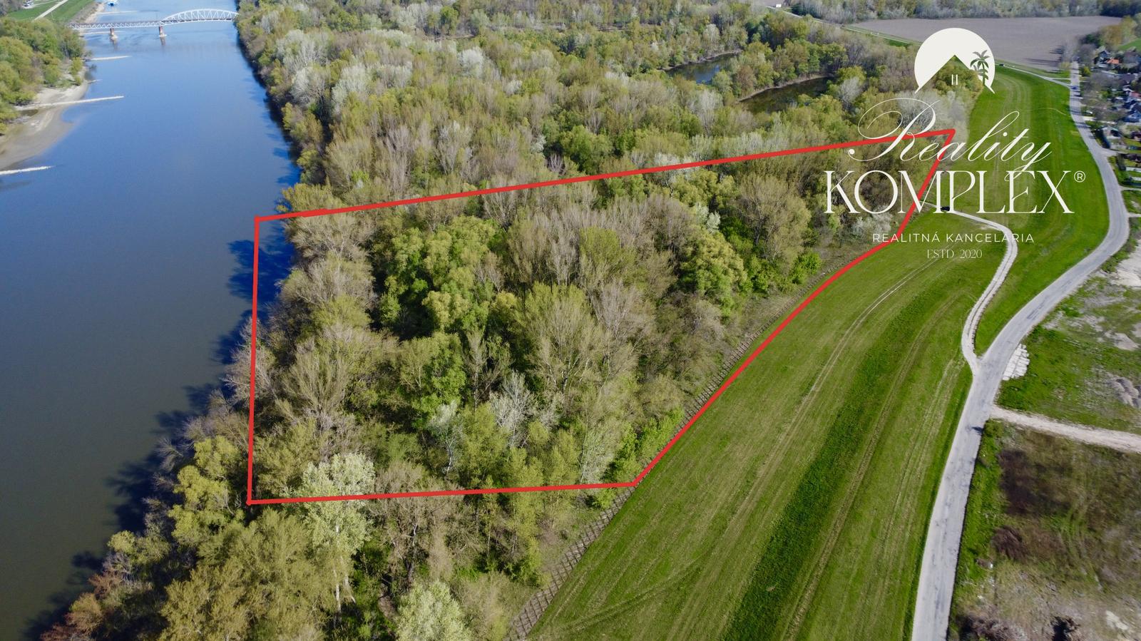 Reality KOMPLEX s.r.o., Vám ponúka na PREDAJ veľký pozemok v Komárne pri Váhu
