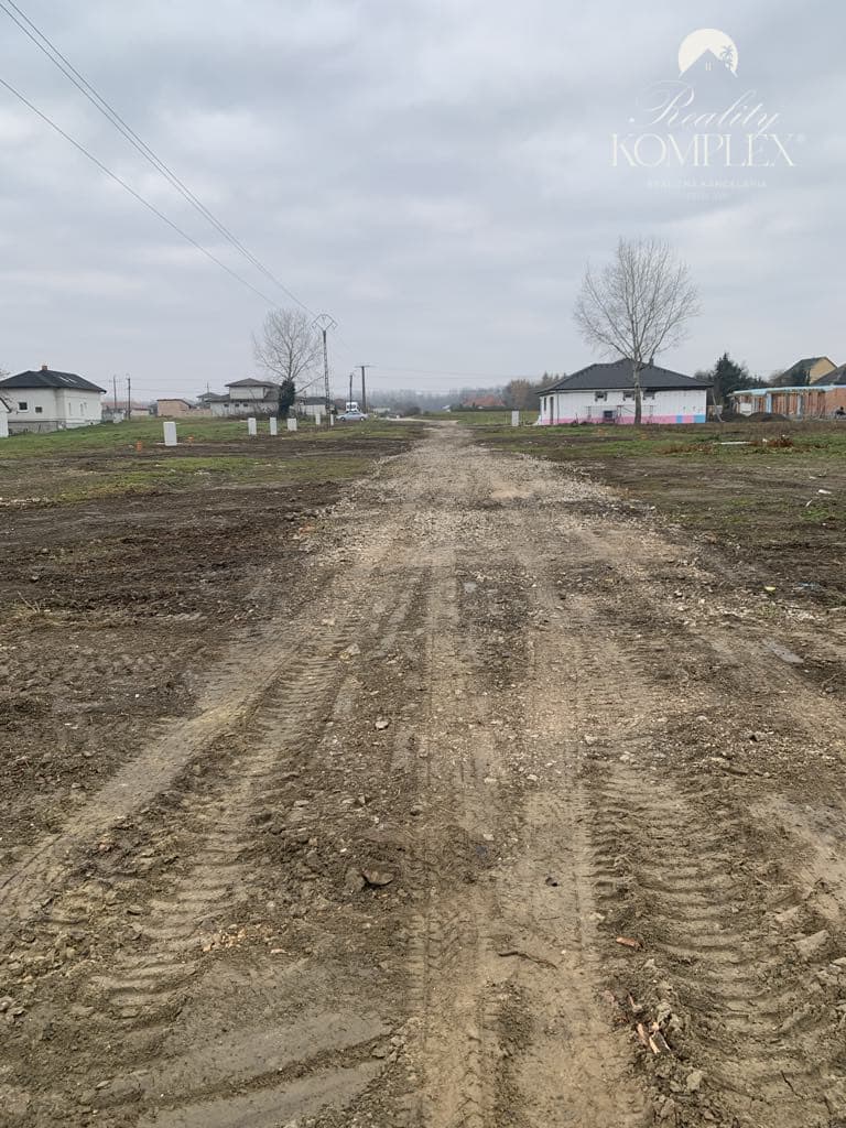Reality KOMPLEX s.r.o. Vám ponúka na PREDAJ pekné, rovinaté pozemky vo veľmi dobrej lokalite mesta Komárom, v Maďarsku!!