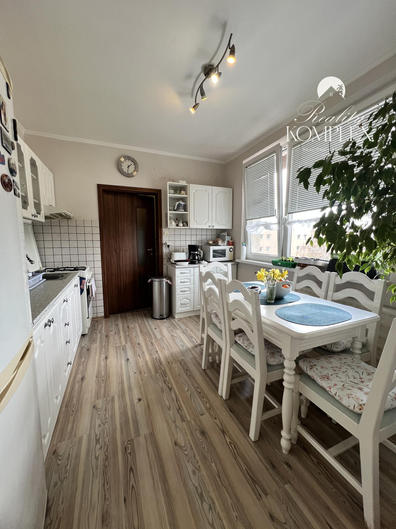 Pekný, zrekonštruovaný trojizbový byt s balkónom v Komárne na PREDAJ