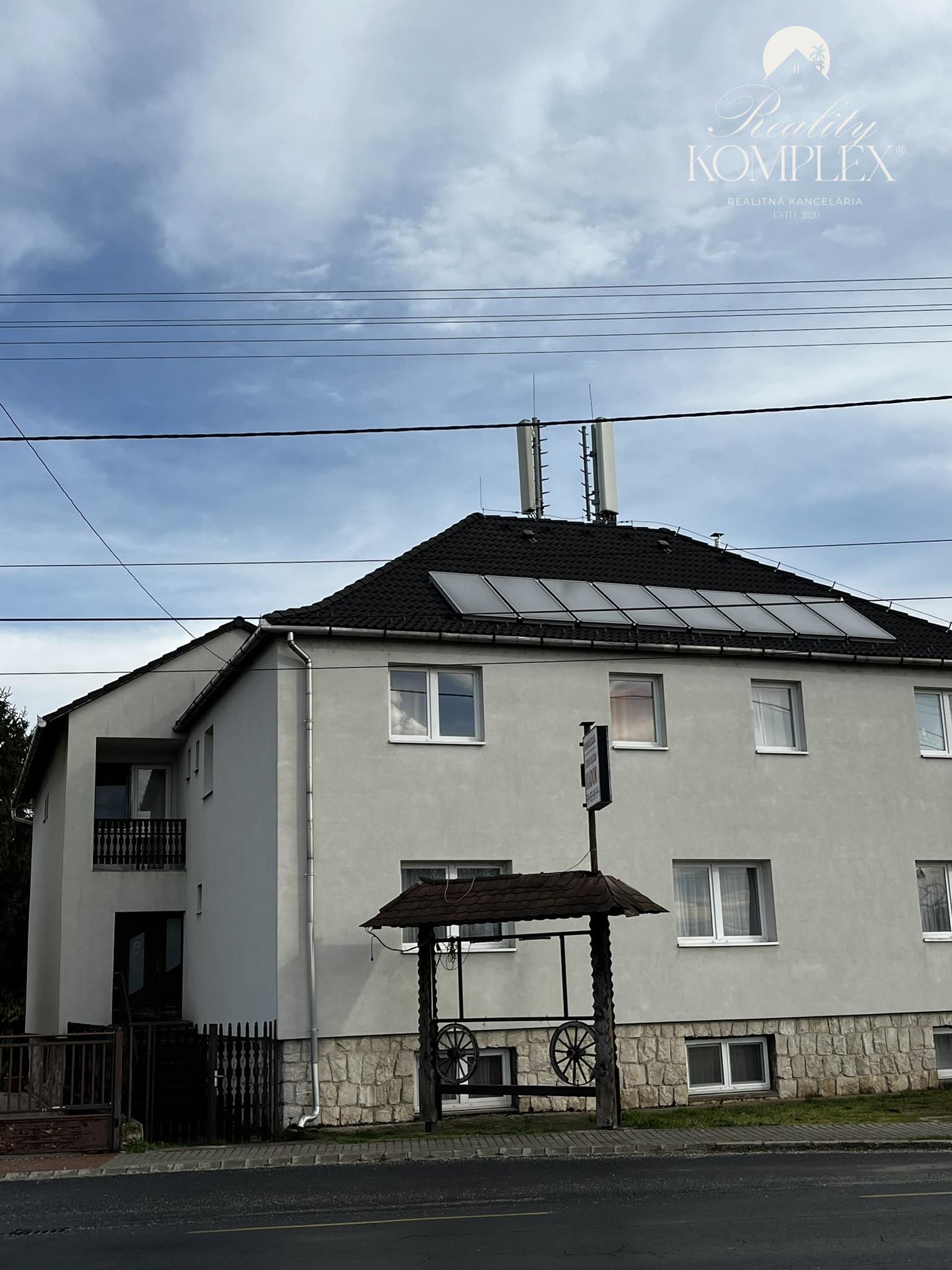 Reality KOMPLEX s.r.o. Vám ponúka  EXKLUZÍVNE na predaj priestranný a plne zariadený penzión vo výnimočnej lokalite – priamo na hlavnej ulici v Komárome (Maďarsko).