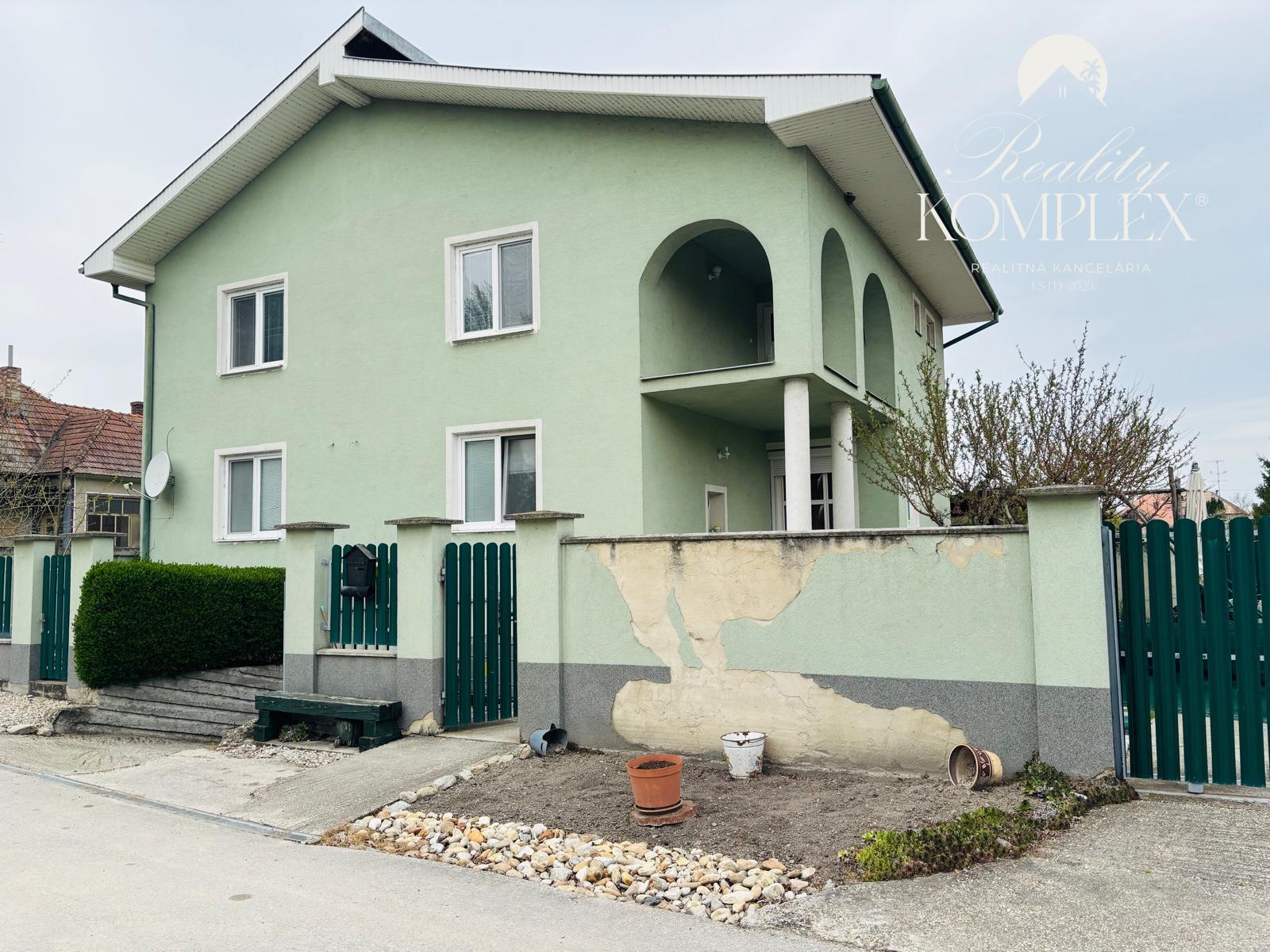 Reality KOMPLEX s.r.o. vám ponúka na predaj veľmi pekný, 6-izbový poschodový rodinný dom v obci Kľúčovec