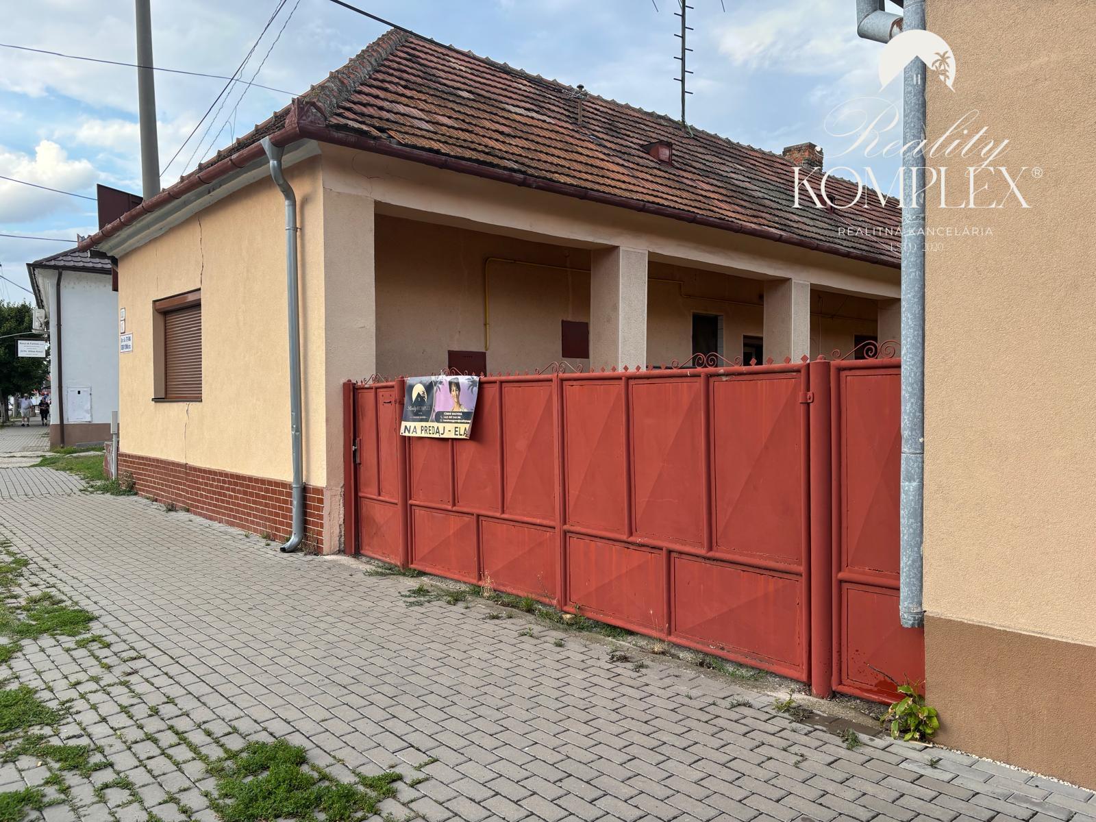 Reality KOMPLEX Vám ponúka EXKLUZÍVNE na predaj rodinný dom, ktorý sa nachádza priamo v centre mesta Veľký Meder.