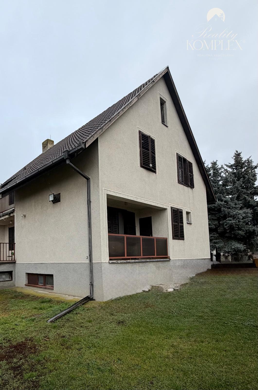 Reality KOMPLEX s.r.o. vám ponúka na predaj priestranný tehlový rodinný dom nachádzajúci sa v obci Zemianska Olča.