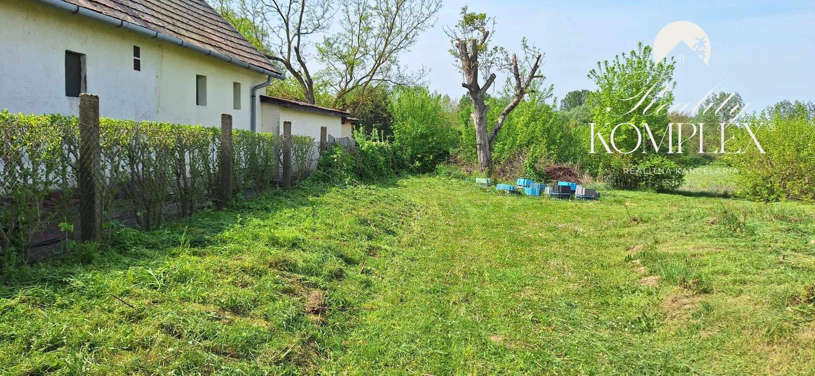 Reality KOMPLEX s.r.o. Vám ponúka na predaj rozľahlý stavebný pozemok o výmere 5 177 m² v obľúbenej rekreačnej oblasti, len pár minút od jazera Balaton