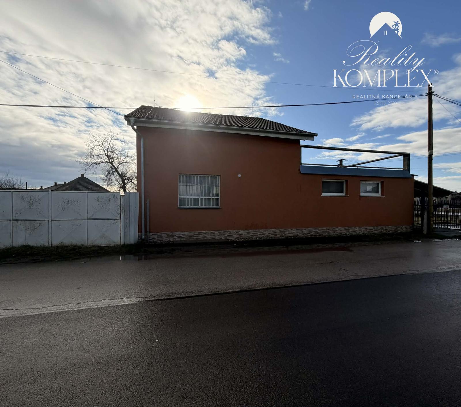 Reality KOMPLEX s.r.o Vám exkuzívne ponúka na predaj kvalitnú polyfunkčnú budovu v Kolárove – fotka 2