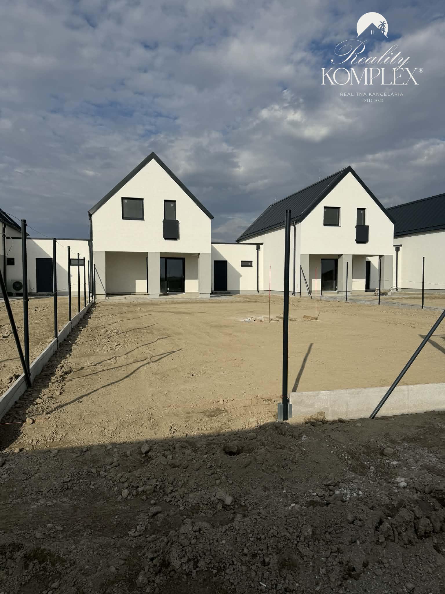 Reality KOMPLEX s.r.o. Vám ponúka na predaj tri moderné radové rodinné domy, nachádzajúce sa vedľa seba v novej, vyhľadávanej mestskej časti Kolárova.