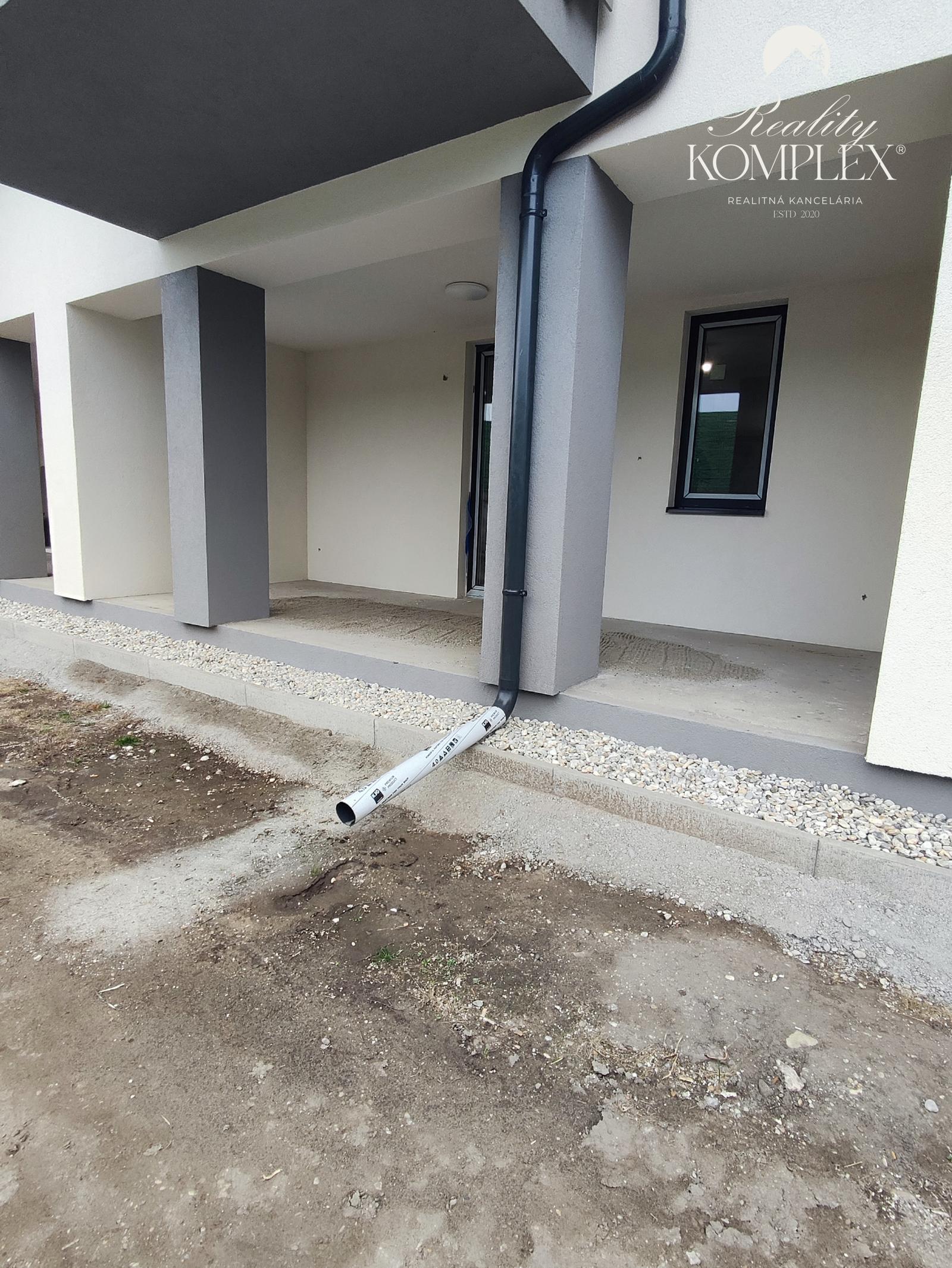 Reality KOMPLEX s.r.o. Vám ponúka na PREDAJ dvojpodlažný 4izbový rodinný dom v radovej zástavbe v Zemianskej Oľči. – fotka 2
