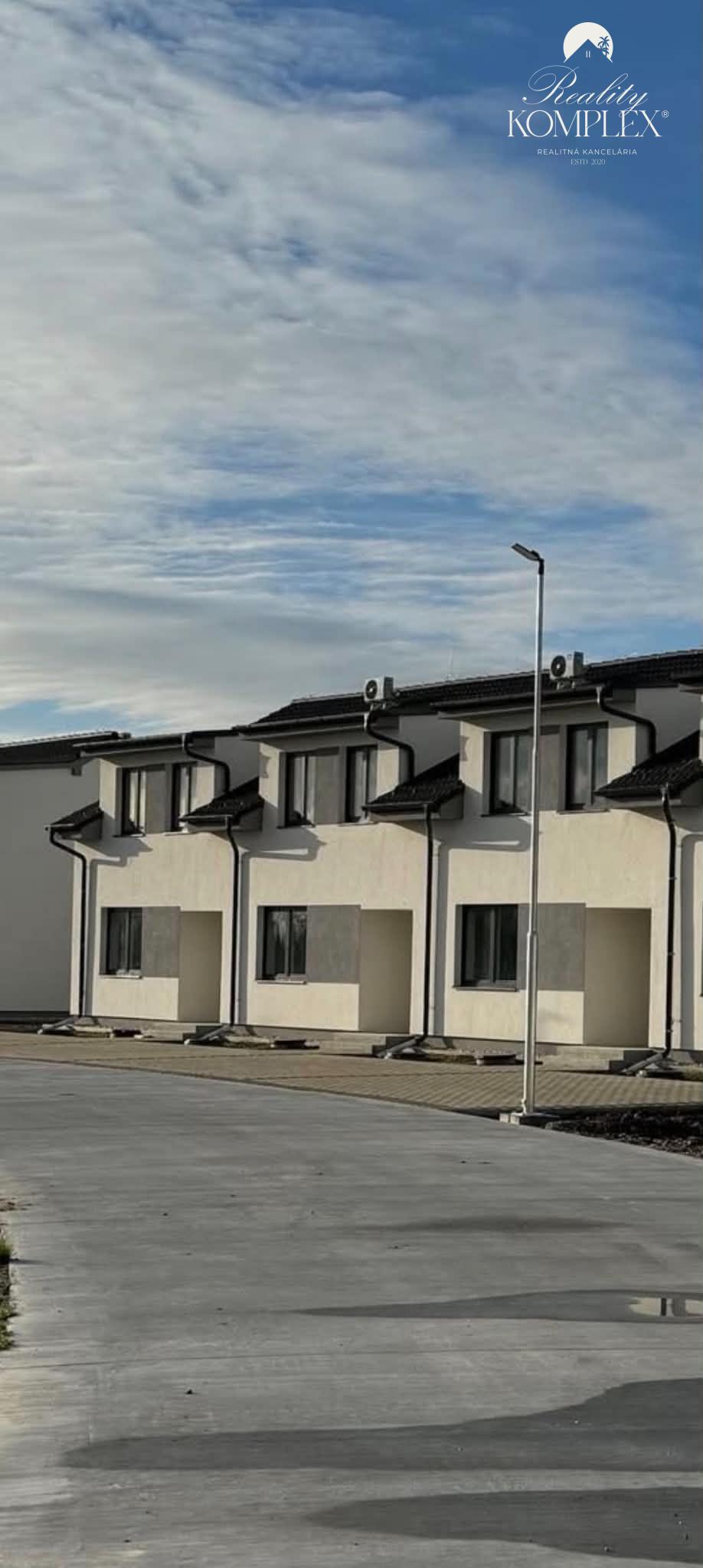 Reality KOMPLEX s.r.o. Vám ponúka na PREDAJ dvojpodlažný 4izbový rodinný dom v radovej zástavbe v Zemianskej Oľči.