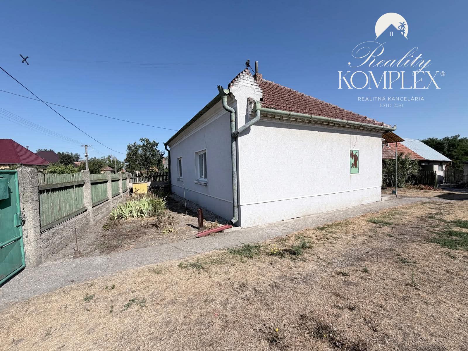 Reality KOMPLEX s.r.o Vám EXKLUZÍVNE ponúka na predaj 3 izbovy rodinny dom v Zemianskej Olči