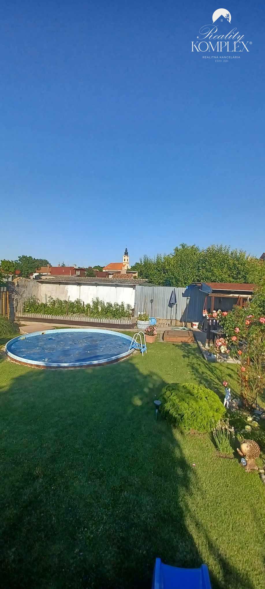!!! LEN U NÁS!!! Reality KOMPLEX s.r.o. Vám ponúka NA PREDAJ rodinný dom v Kostolných Kračanoch