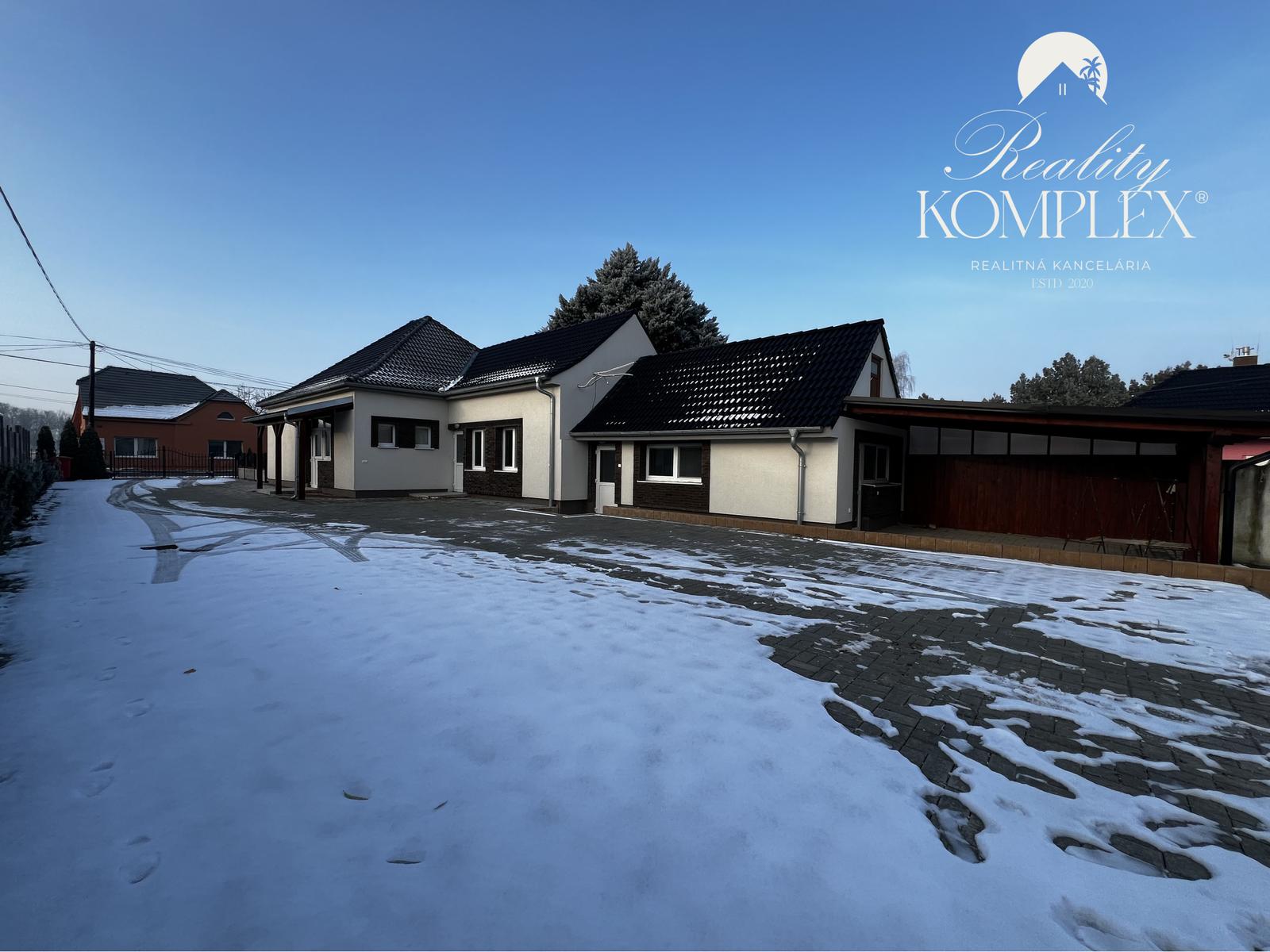 Reality KOMPLEX s.r.o. Vám ponúka na PREDAJ kompletne zrekonštruovaný 4 izbový rodinný dom v Dolnom Bare – fotka 2