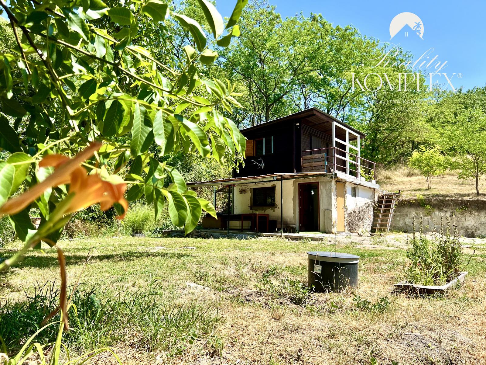 Reality KOMPLEX s.r.o. ponúka na PREDAJ viničný domček s priestranným pozemkom v obci Kamenín