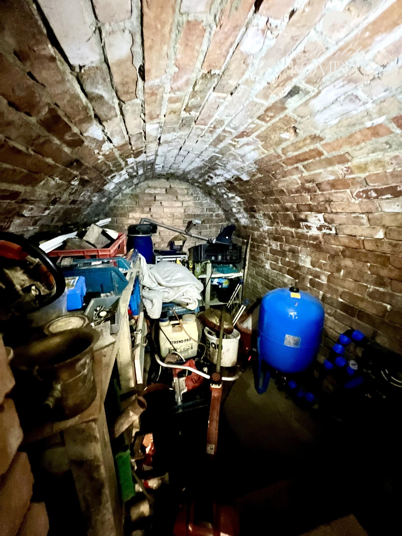Reality KOMPLEX s.r.o. ponúka na PREDAJ viničný domček s priestranným pozemkom v obci Kamenín – fotka 2