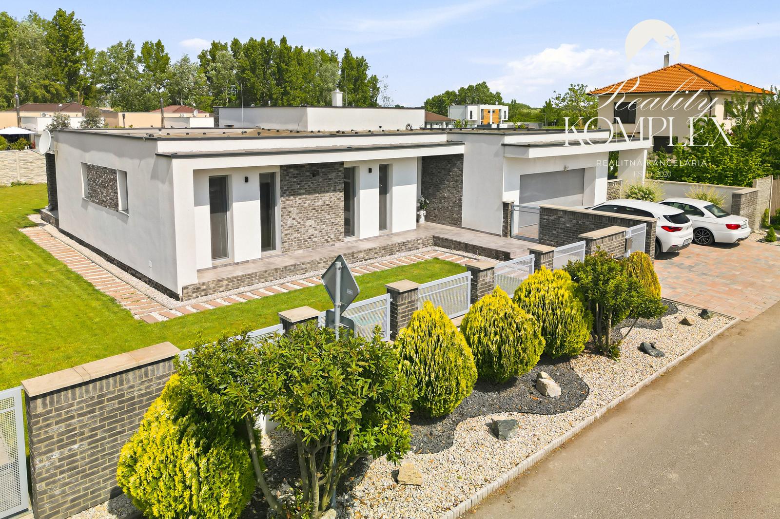 Reality KOMPLEX s.r.o. ponúka na PREDAJ MODERNÝ 4-IZBOVÝ RODINNÝ DOM S DVOJGARÁŽOU NA PRIESTRANNOM POZEMKU V OBCI DUNAJSKÝ KLÁTOV