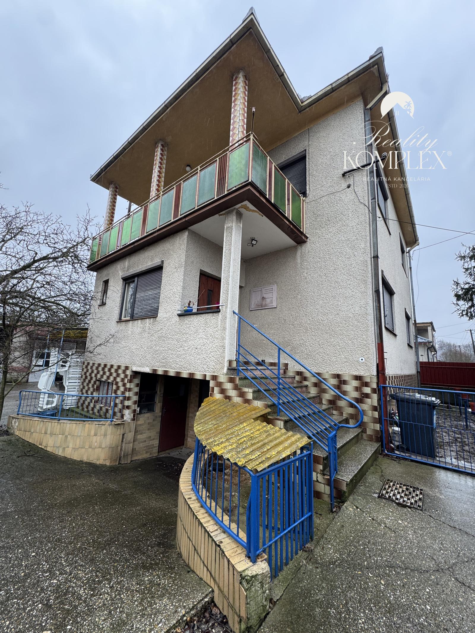 Reality KOMPLEX s.r.o. Vám ponúka na predaj 5-izbový rodinný dom v Rohovciach – fotka 2