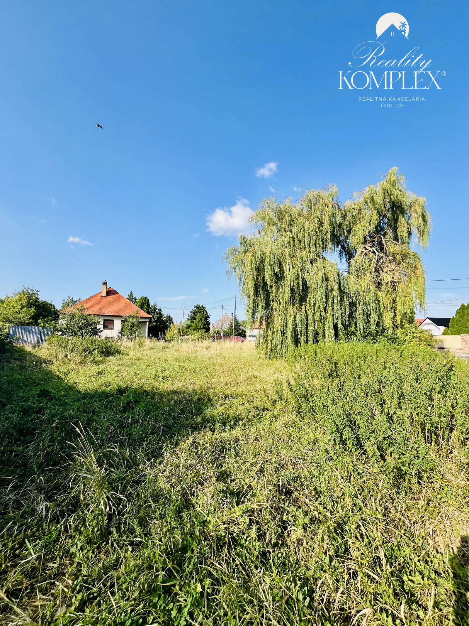 Reality KOMPLEX s.r.o., Vám EXKLUZÍVNE ponúka na predaj pozemok v obci Okoč – fotka 2
