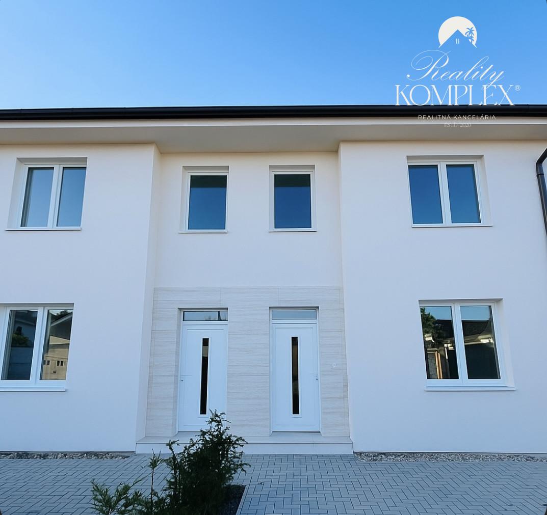 Reality KOMPLEX s.r.o., Vám ponúka na predaj moderný 3-izbový byt s balkónom a vlastnou záhradou v štvorbytovke v Dunajskej Strede
