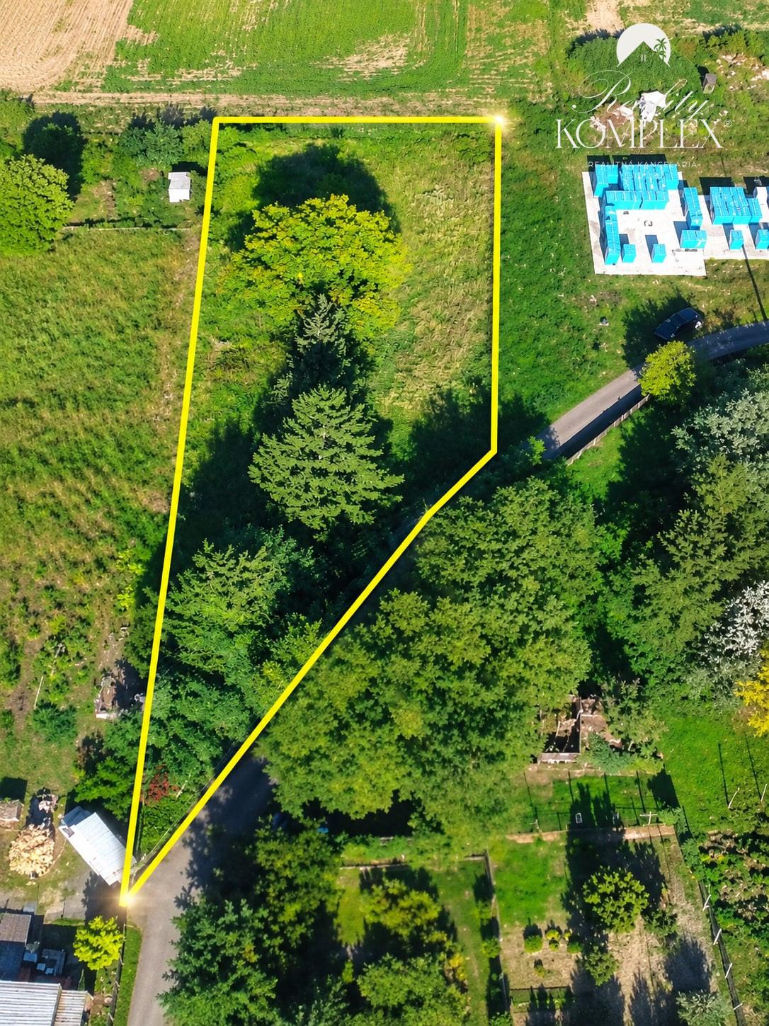 Reality KOMPLEX s.r.o Vám ponúka na predaj priestranný stavebný pozemok s výmerou 1300 m² v obci Topoľníky
