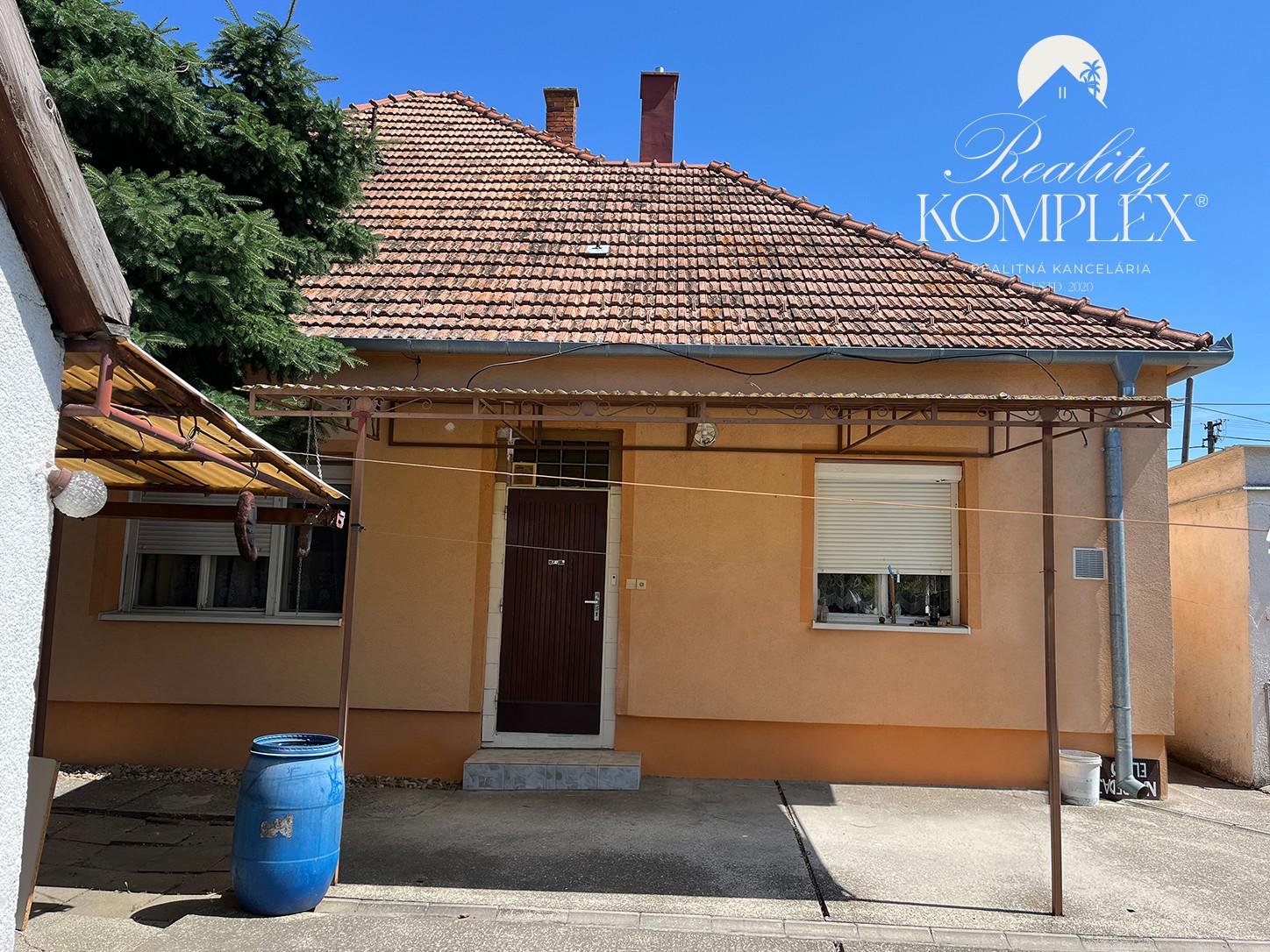 Reality KOMPLEX s.r.o. Vám ponúka na predaj 4-izbový rodinný dom v obci Okoč