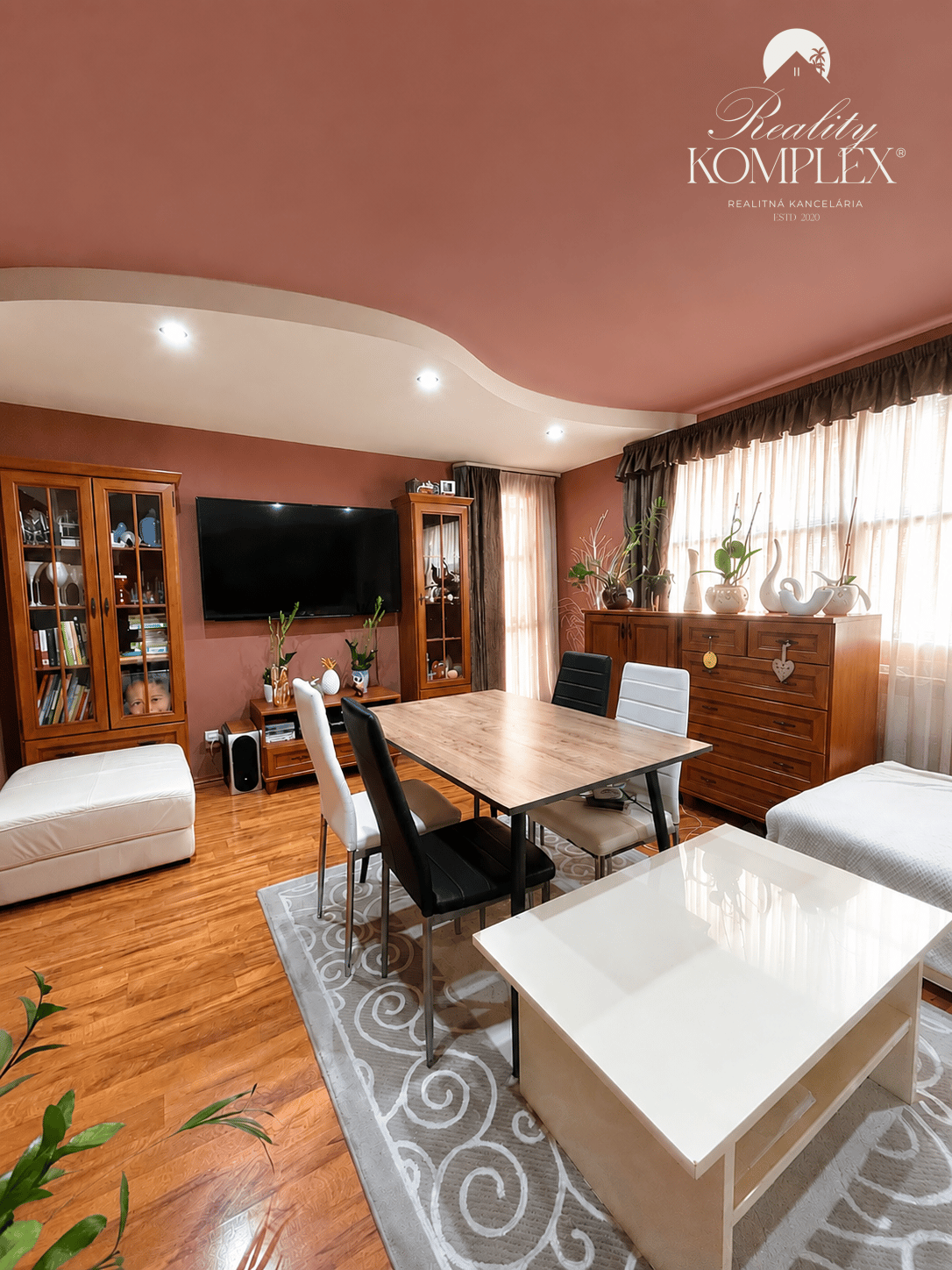 Reality KOMPLEX s.r.o. Vám EXKLUZÍVNE ponúka na predaj priestranný 3-izbový byt – fotka 2