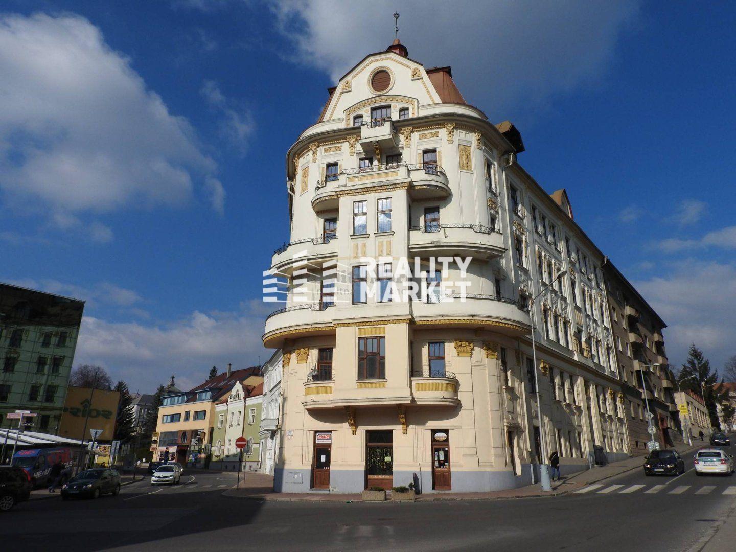 PREDAJ lukratívnych kancelárskych priestorov od 48 m² v historickej budove Porges Palota, v centre Banskej Bystrice, na Hornej  65A