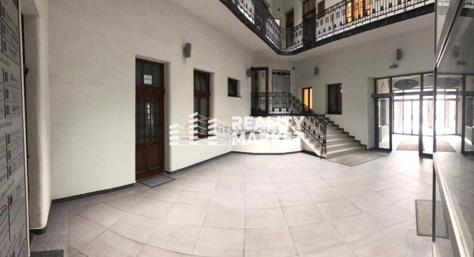 PREDAJ lukratívnych kancelárskych priestorov od 48 m² v historickej budove Porges Palota, v centre Banskej Bystrice, na Hornej  65A – fotka 2