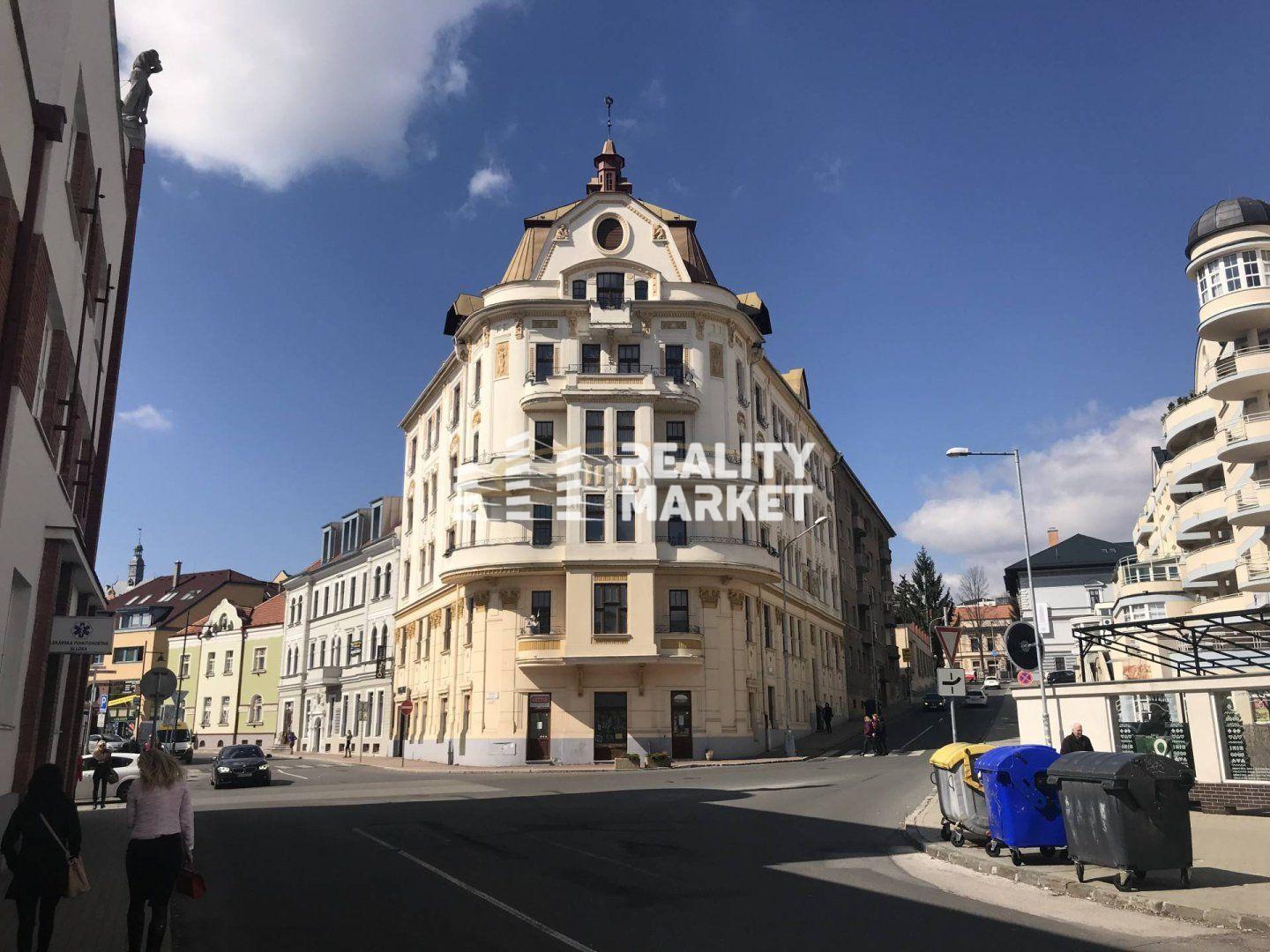 PREDAJ lukratívnych kancelárskych priestorov  63 m² (3.posch)  v  centre Banskej Bystrice, v historickom objekte Porges Palota, na Hornej 65A