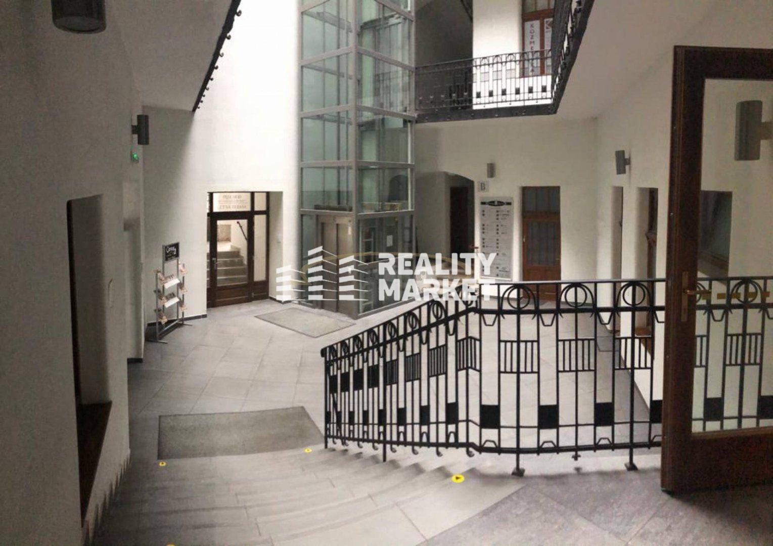 PREDAJ lukratívnych kancelárskych priestorov  63 m² (3.posch)  v  centre Banskej Bystrice, v historickom objekte Porges Palota, na Hornej 65A – fotka 2