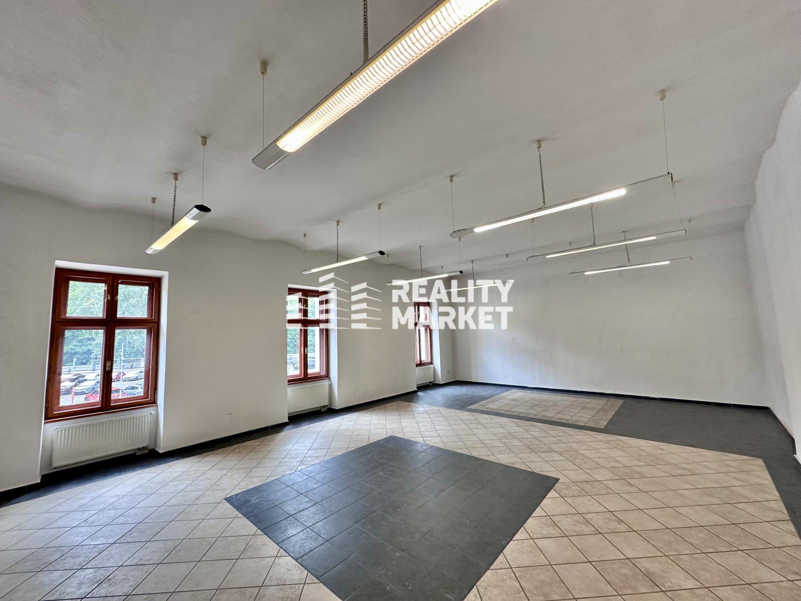 Na PRENÁJOM kancelársky priestor 75 m² (1. posch.) v kompletne zrekonštruovanom historickom objekte v centre Banskej Bystrici, Dolná ulica 47 – fotka 2