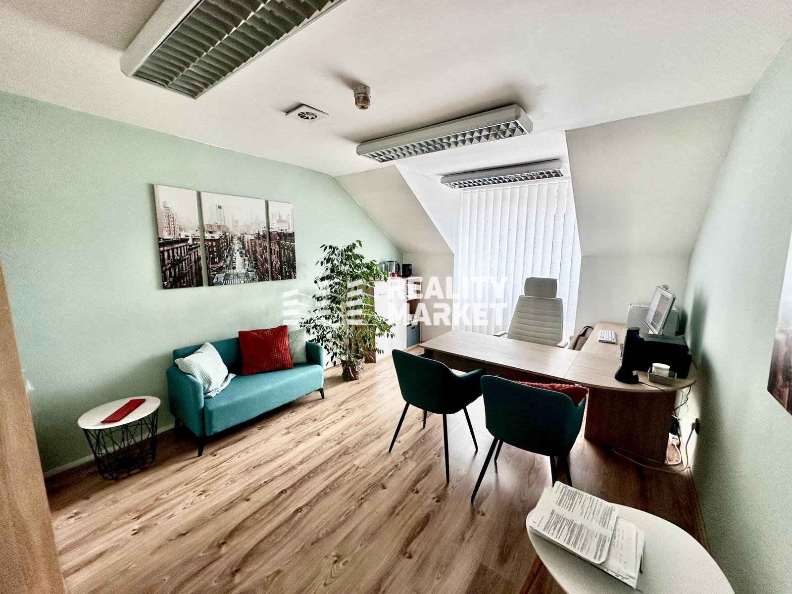 Prenájom kancelársky priestor v podkroví - centrum B.B. – ČSA 24 – fotka 2