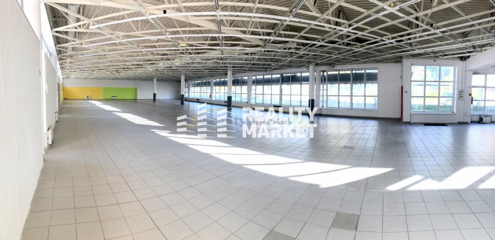 PRENÁJOM 754 m² prízemie Obch. centra v BB, Nám. Ľ. Štúra 28 – fotka 2