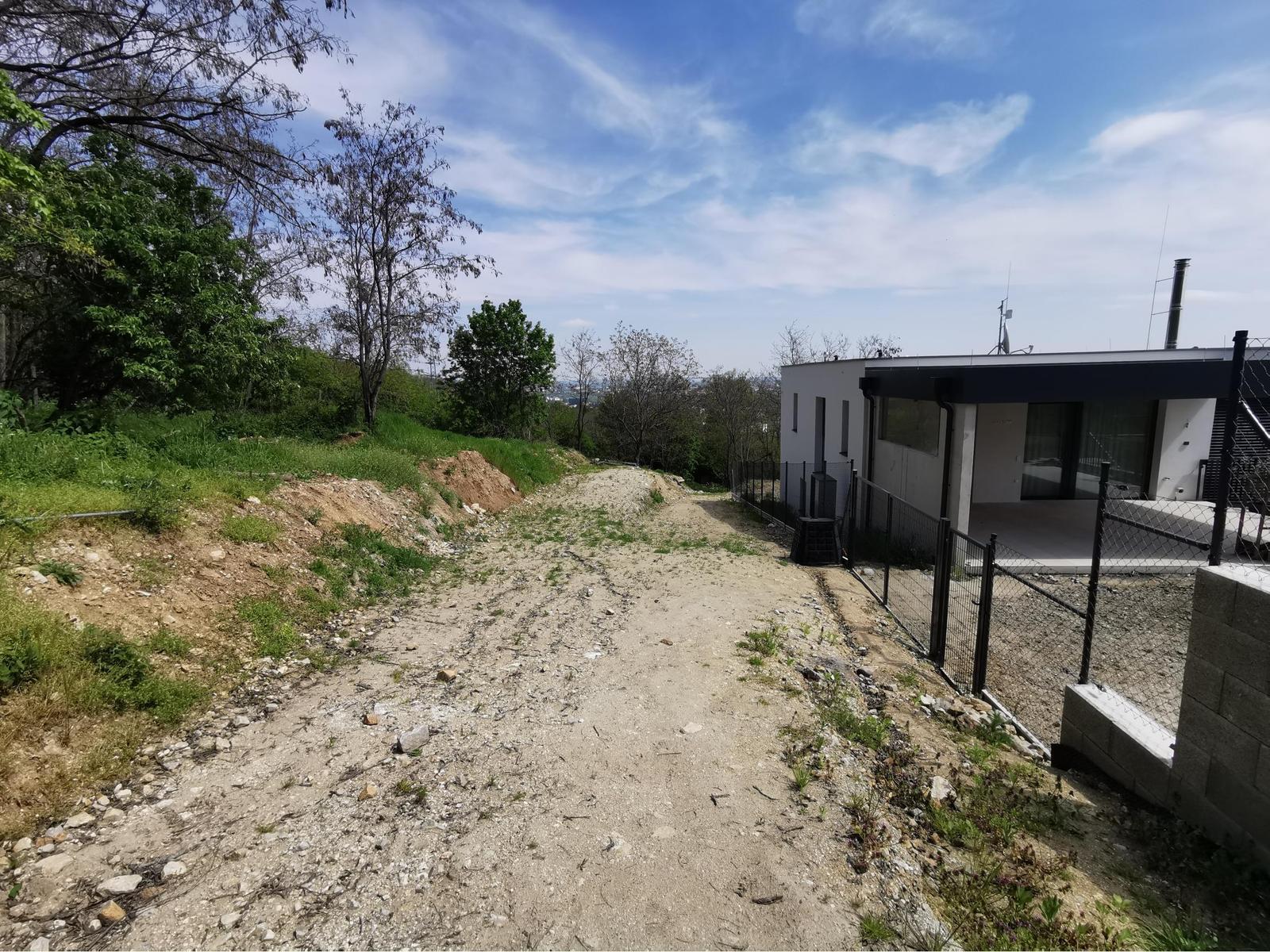 PREDAJ: investičný pozemok s možnosťou budúcej výstavby, 2883 m2, BA - Ahoj Briežky